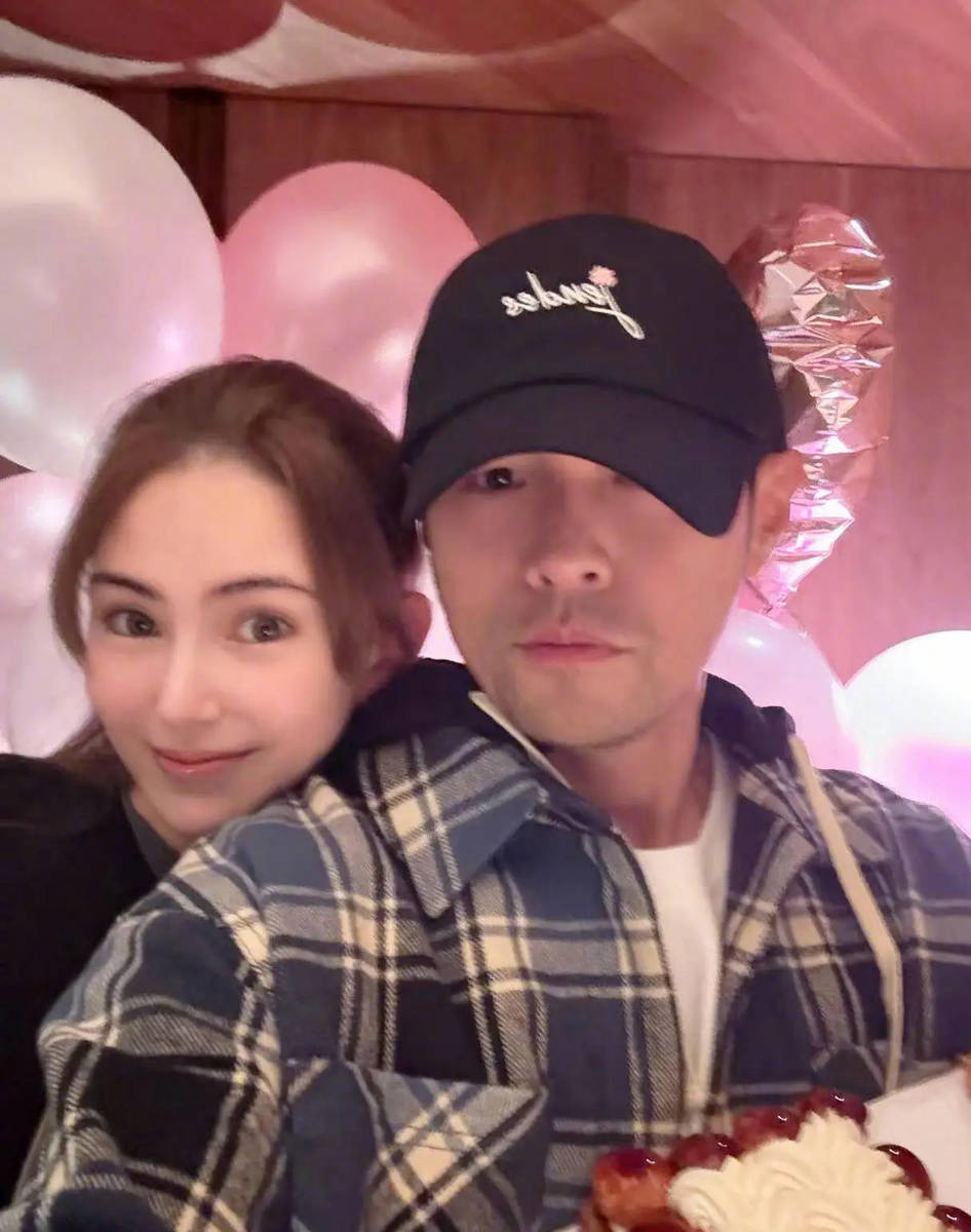 周杰伦昆凌最新合照曝光！夫妻亲密依偎甜蜜又幸福