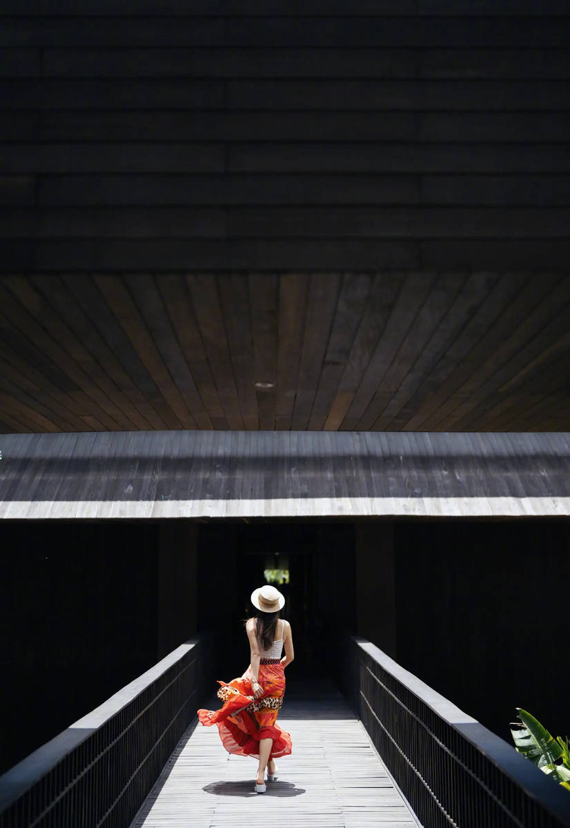 严屹宽妻子晒全家福！一家三口去印尼旅游心情好