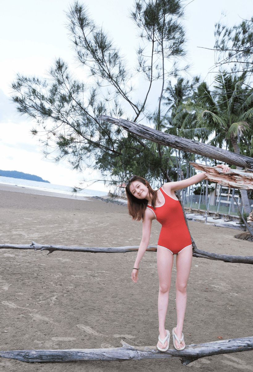 李兰迪穿红色泳衣身材吸睛 尽显盛夏的活力与明媚