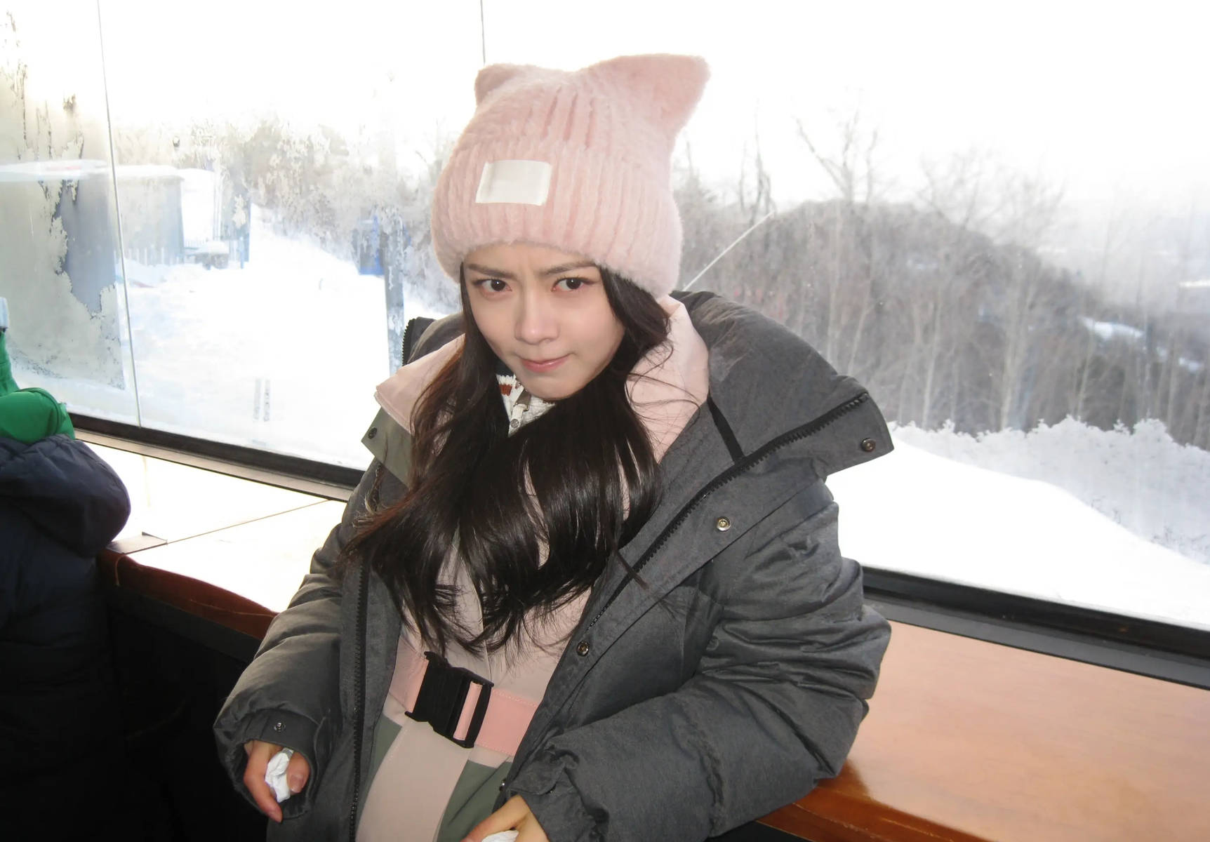 赵今麦冬日随拍表情搞怪活泼 笑容甜美少女感满满