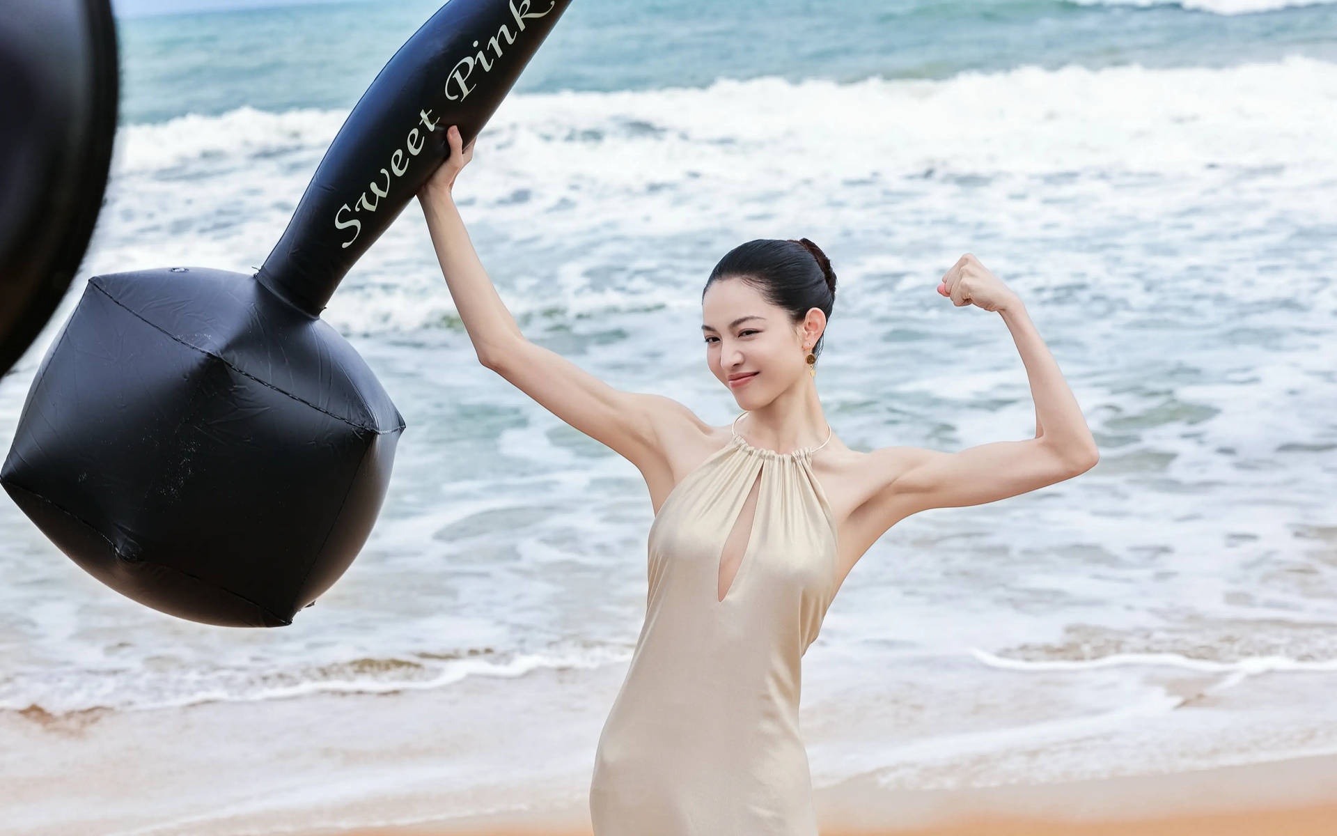 钟楚曦晒健身照大方展露手臂肌肉！健美身材超吸睛