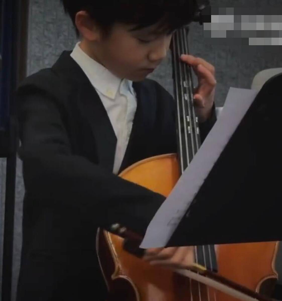 黄磊妻子晒仨孩子日常生活！小儿子拉大提琴超帅气