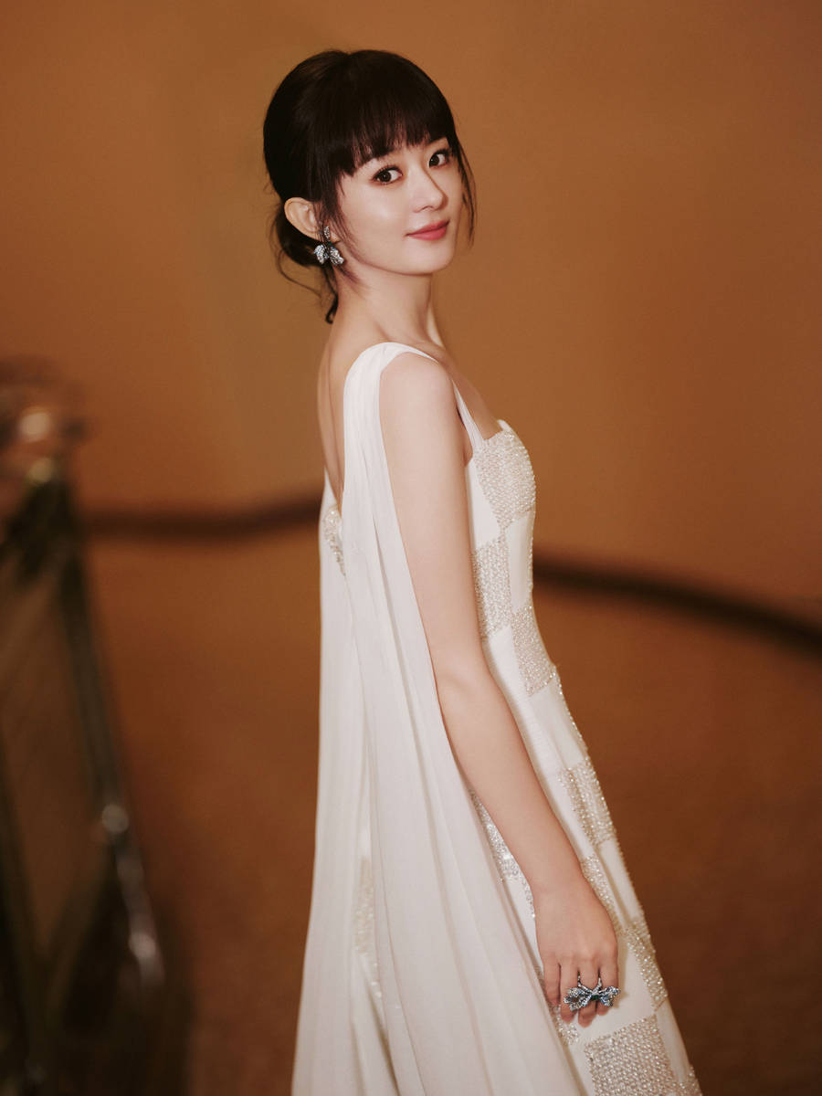 赵丽颖穿流苏裙气质优雅迷人！梳齐刘海发型超可爱