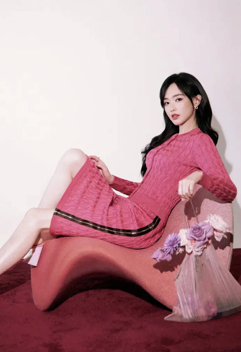 “糖糖”笑容太甜了！唐嫣穿紧身裙秀出曼妙身材