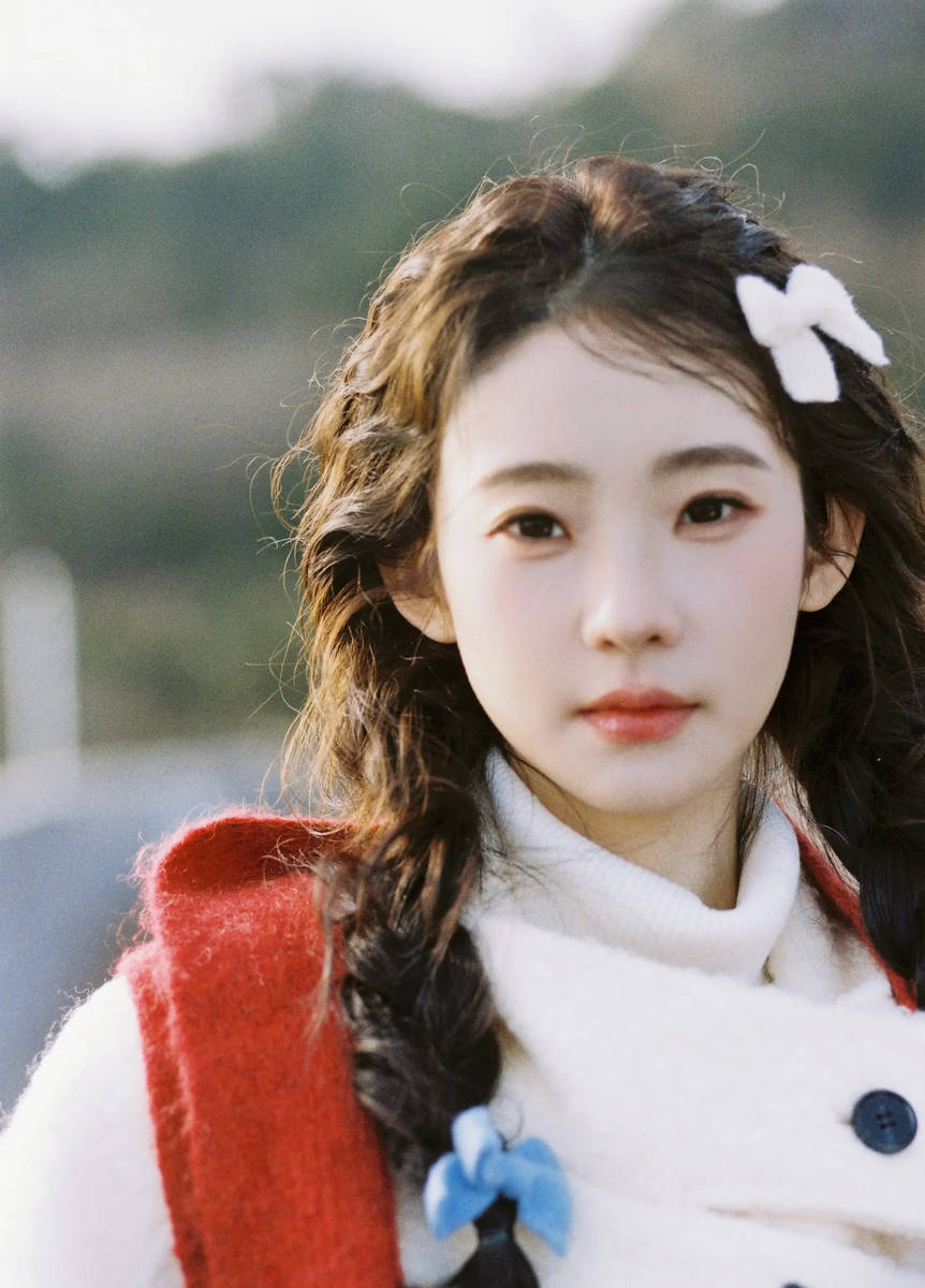 张艺凡海边大片少女感满满 麻花辫造型灵动明媚