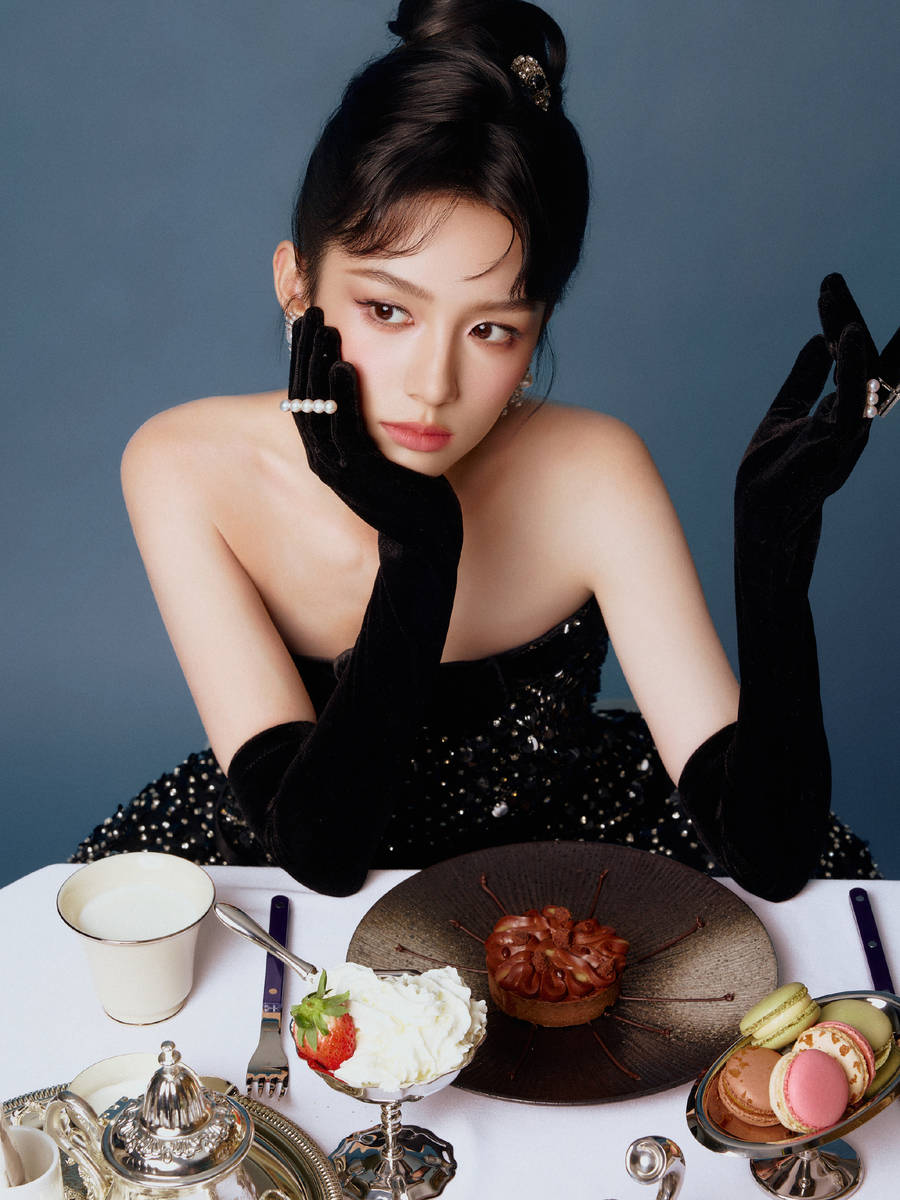 周也穿碎钻抹胸裙闪耀迷人 似千金大小姐气质优雅