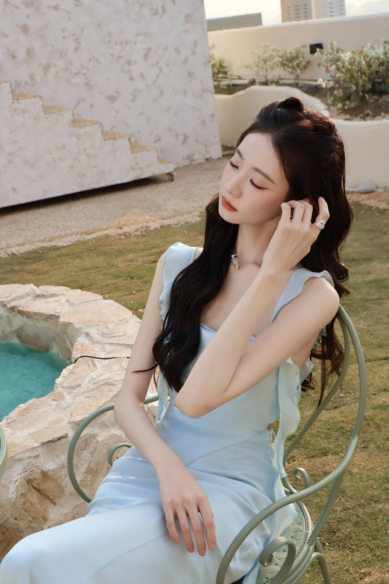 张艺凡穿淡蓝长裙温柔娇俏 抬眸浅笑慵懒又松弛