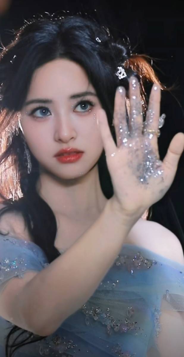 沈月穿蓬蓬裙造型灵动 好像雪中蹦跳的小鹿