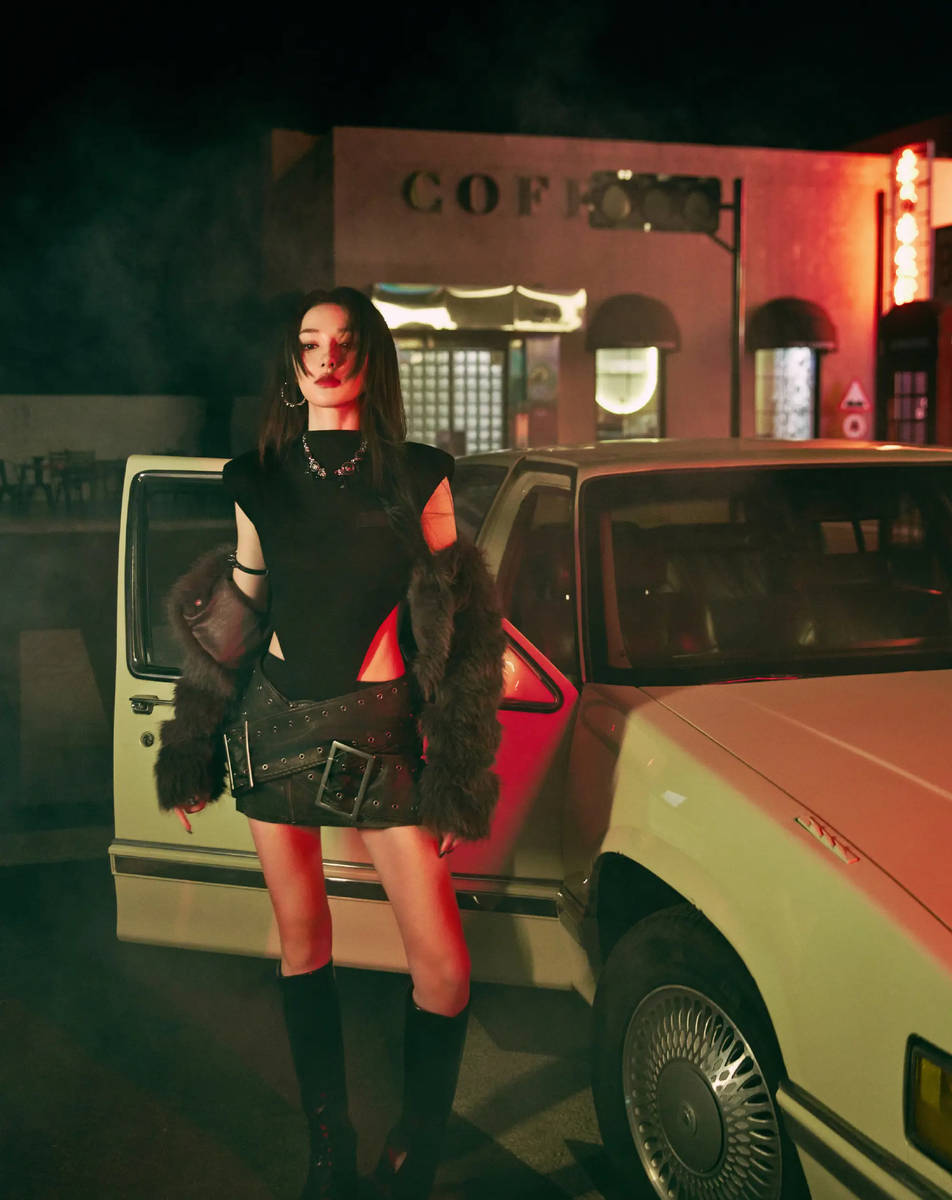 彭小苒穿镂空连体衣身材火辣 抬手遮眸显飒媚气场