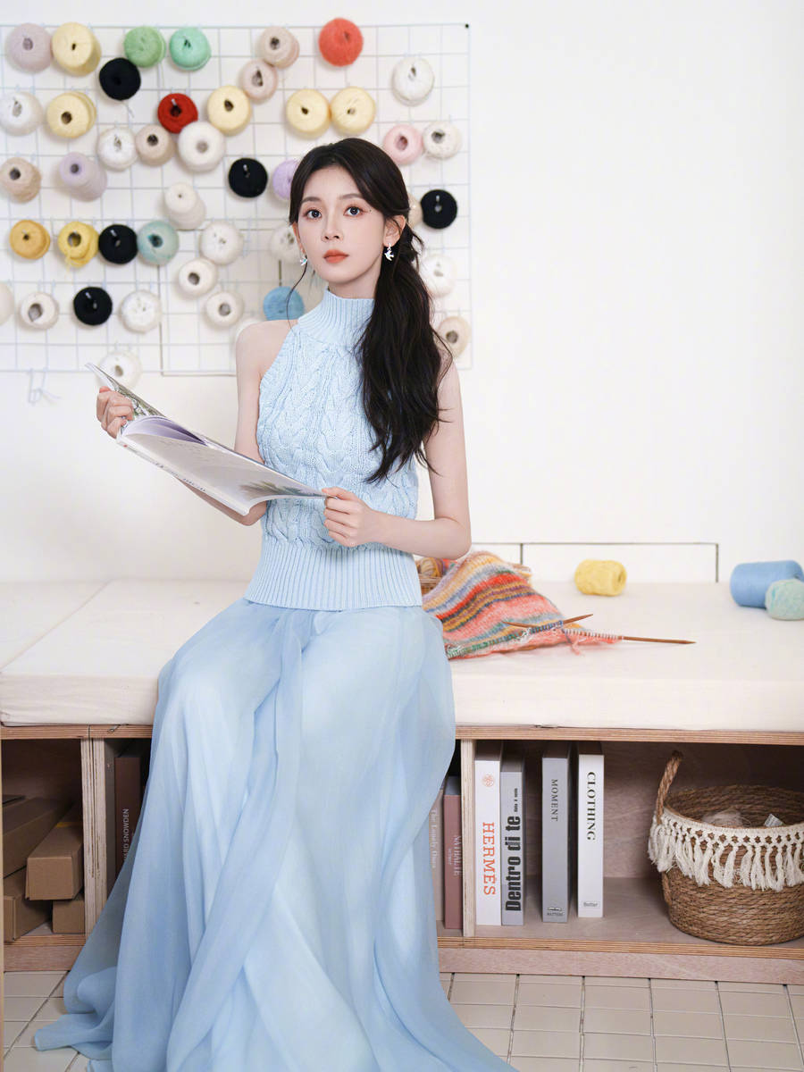 陈瑶浅蓝针织衫配纱裙 恬静温婉清甜又治愈