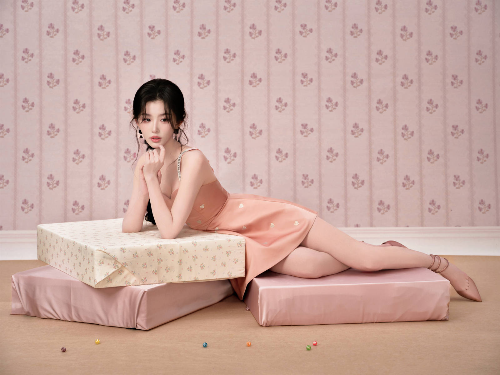 孔雪儿粉色吊带裙元气甜美 妆容精致魅力四射