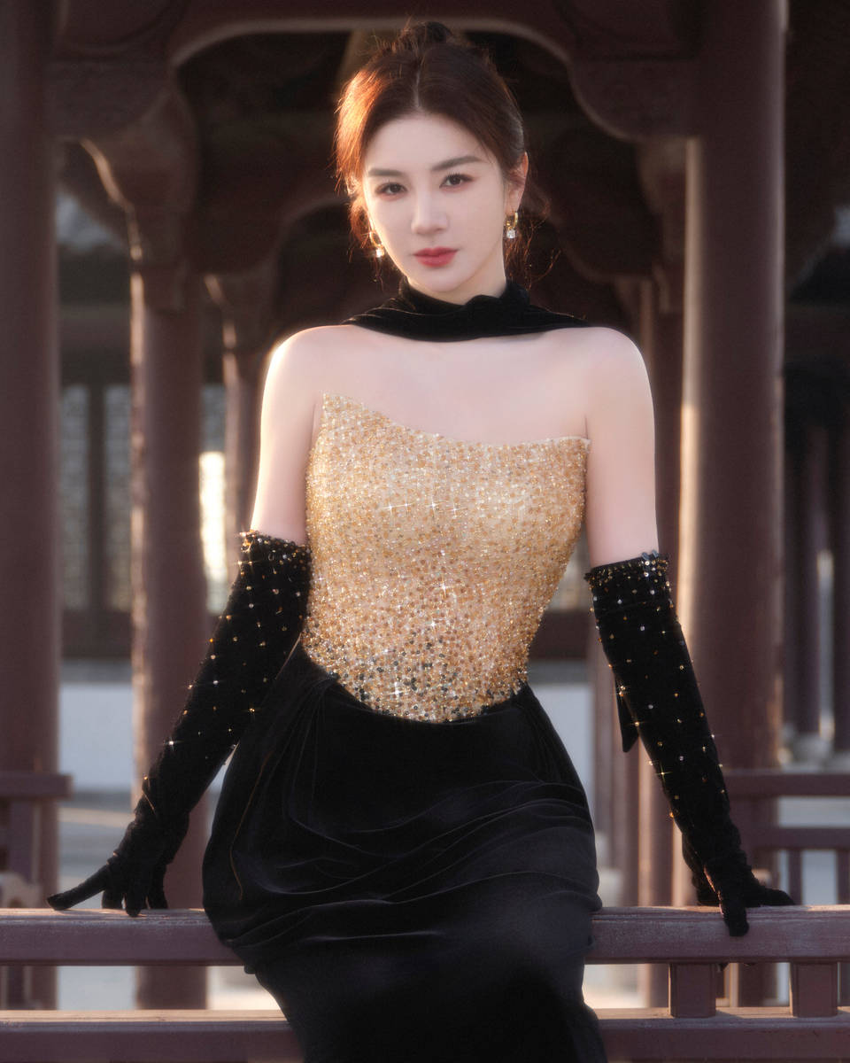 黄奕穿鎏金美裙展现傲人曲线 前凸后翘身姿优雅