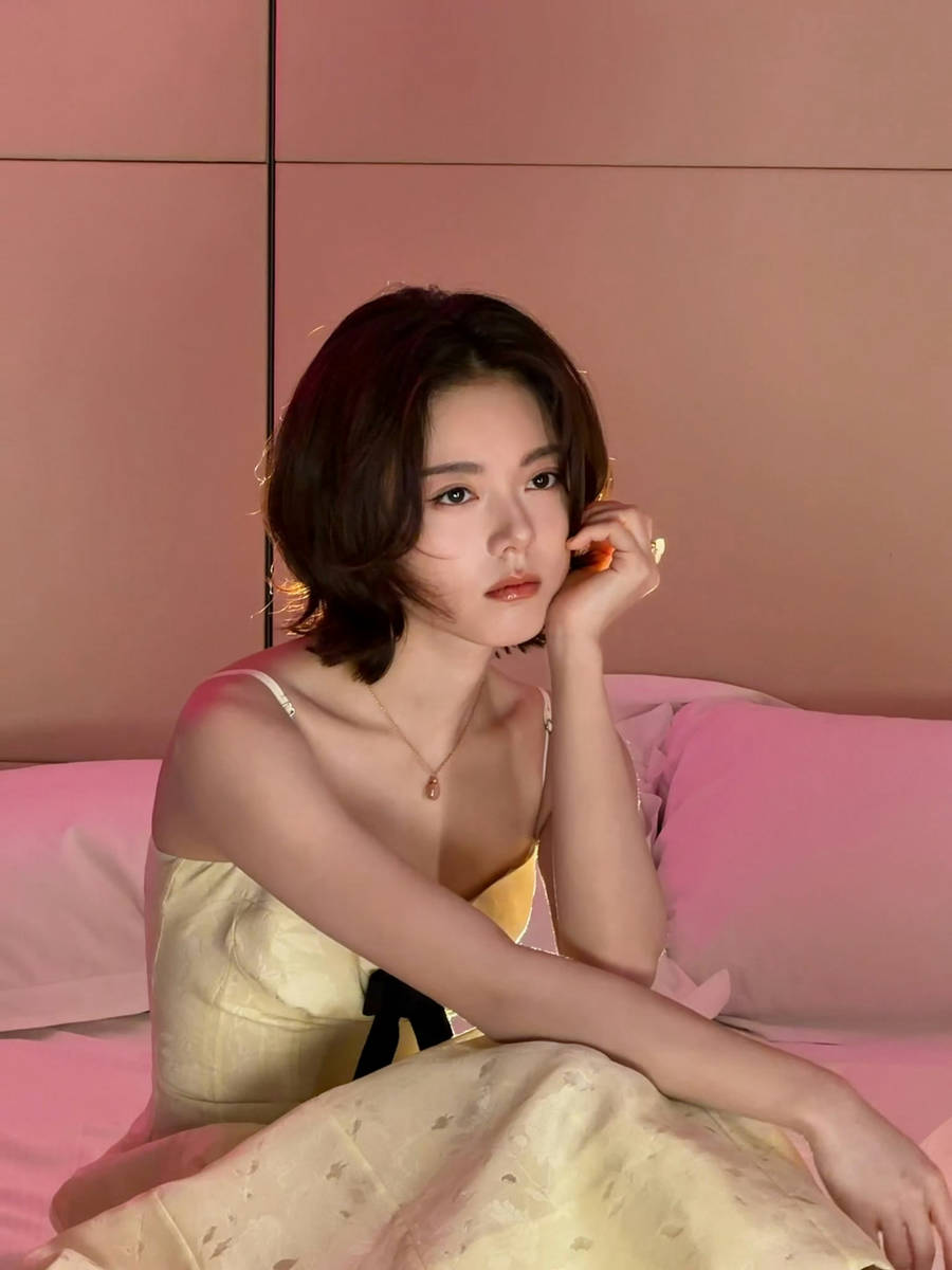 赵今麦穿金色吊带美丽又大方 单手托腮五官精致