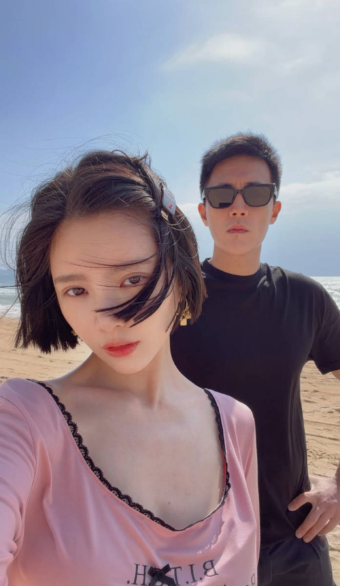 王灿与老公去海南度假！杜淳站老婆身后似贴身保镖