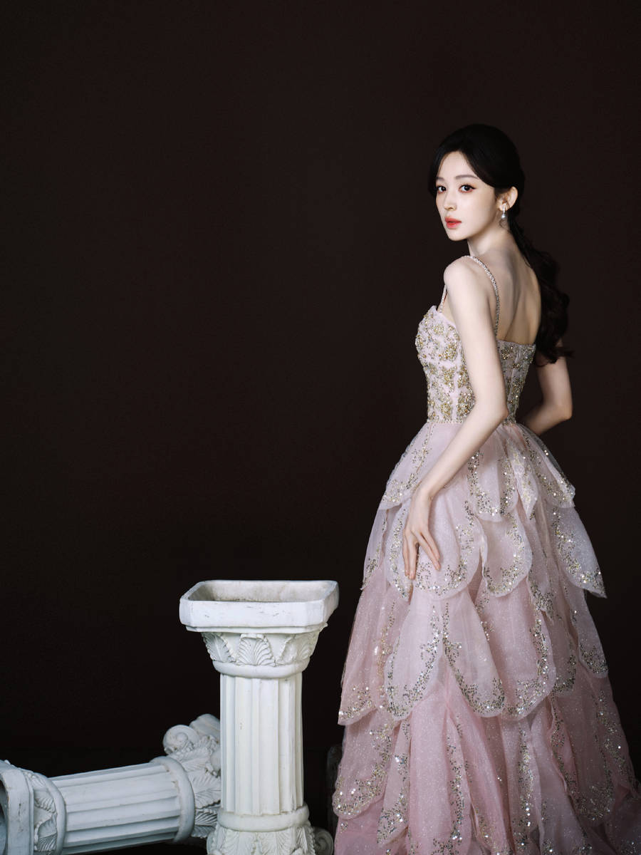 古力娜扎写真大片曝光！穿闪亮花朵吊带裙美若天仙