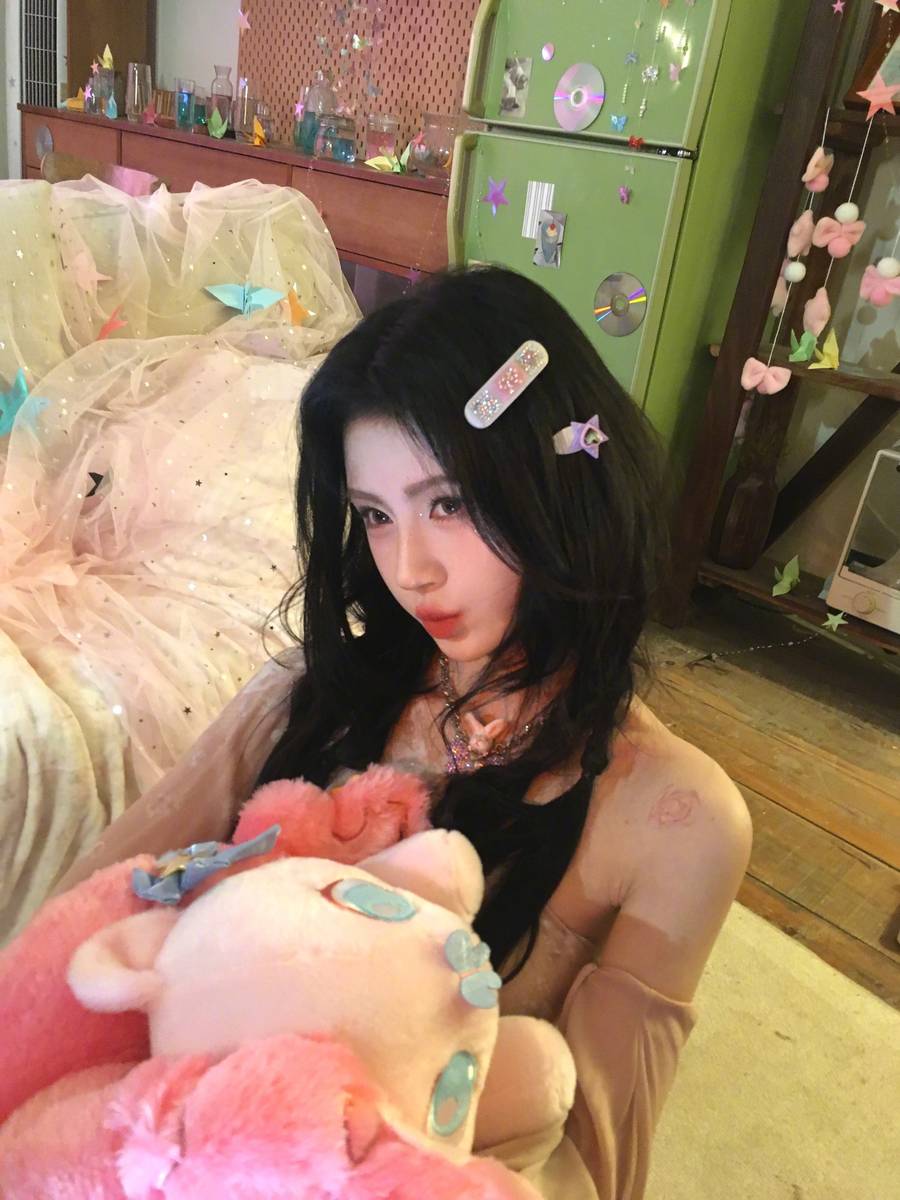 鞠婧祎梦幻少女风穿搭美到犯规！嘟嘴卖萌可爱迷人