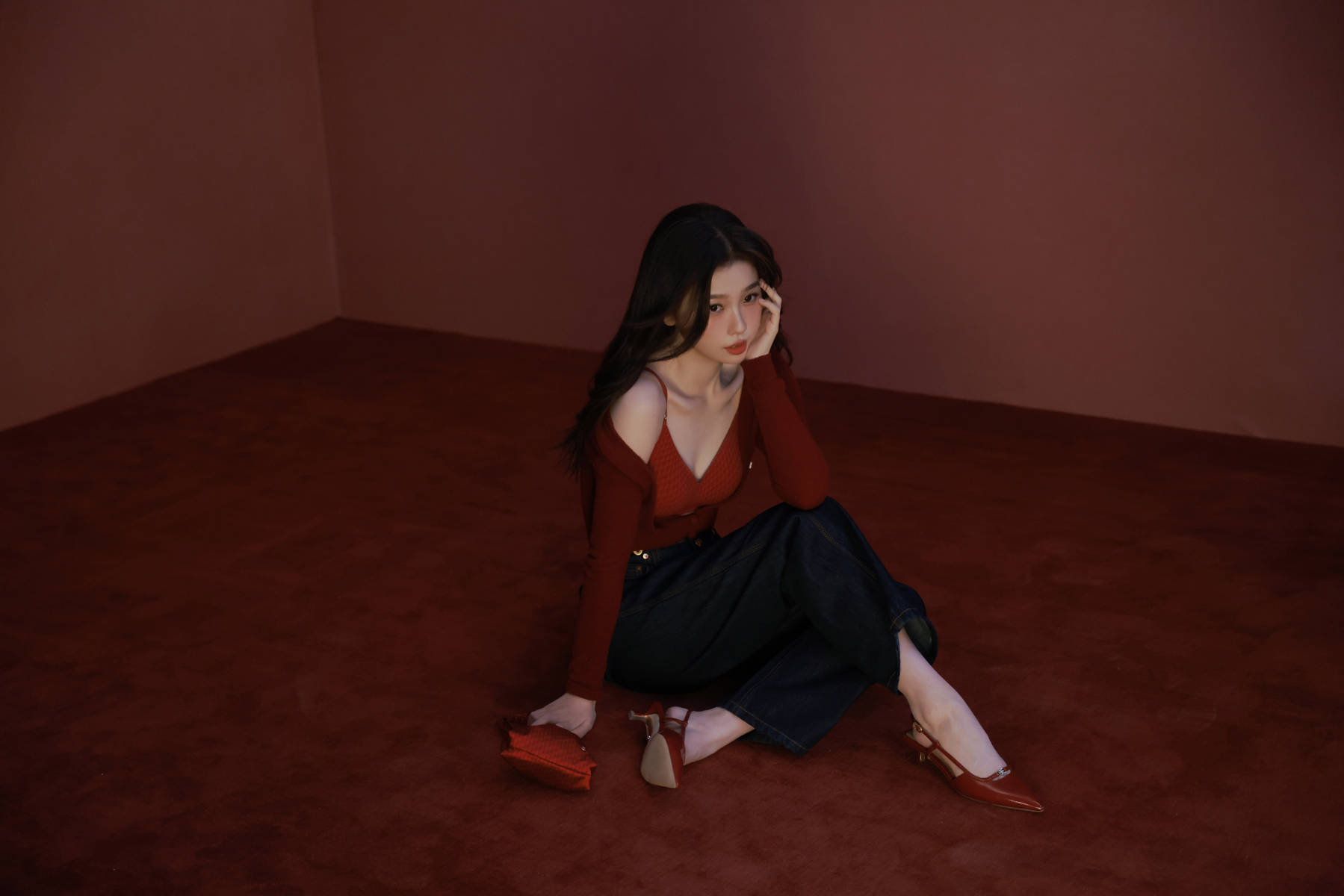 虞书欣穿红色吊带化身热辣少女 姿势慵懒甜美动人