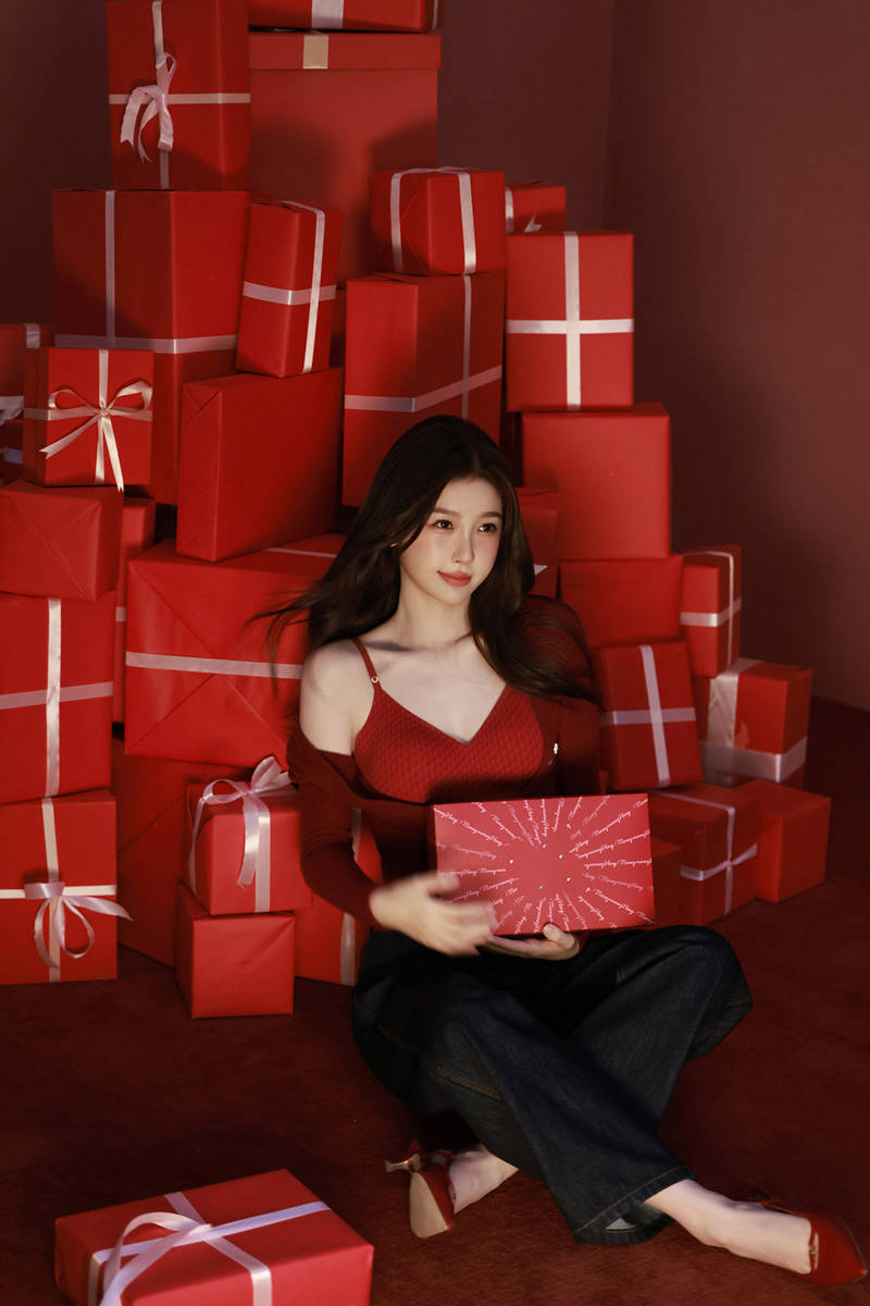 虞书欣穿红色吊带化身热辣少女 姿势慵懒甜美动人