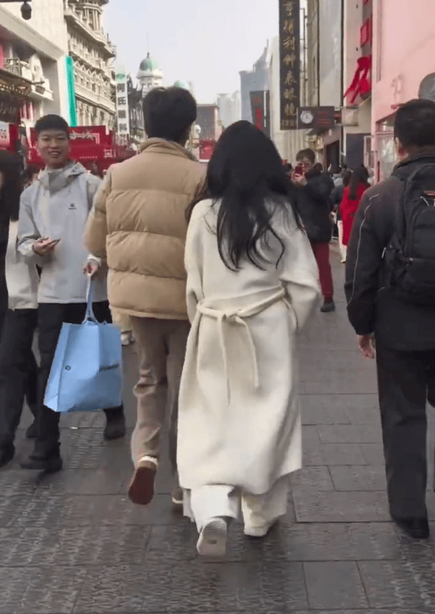 秦昊夫妇逛街被偶遇 伊能静没摘大衣吊牌引热议