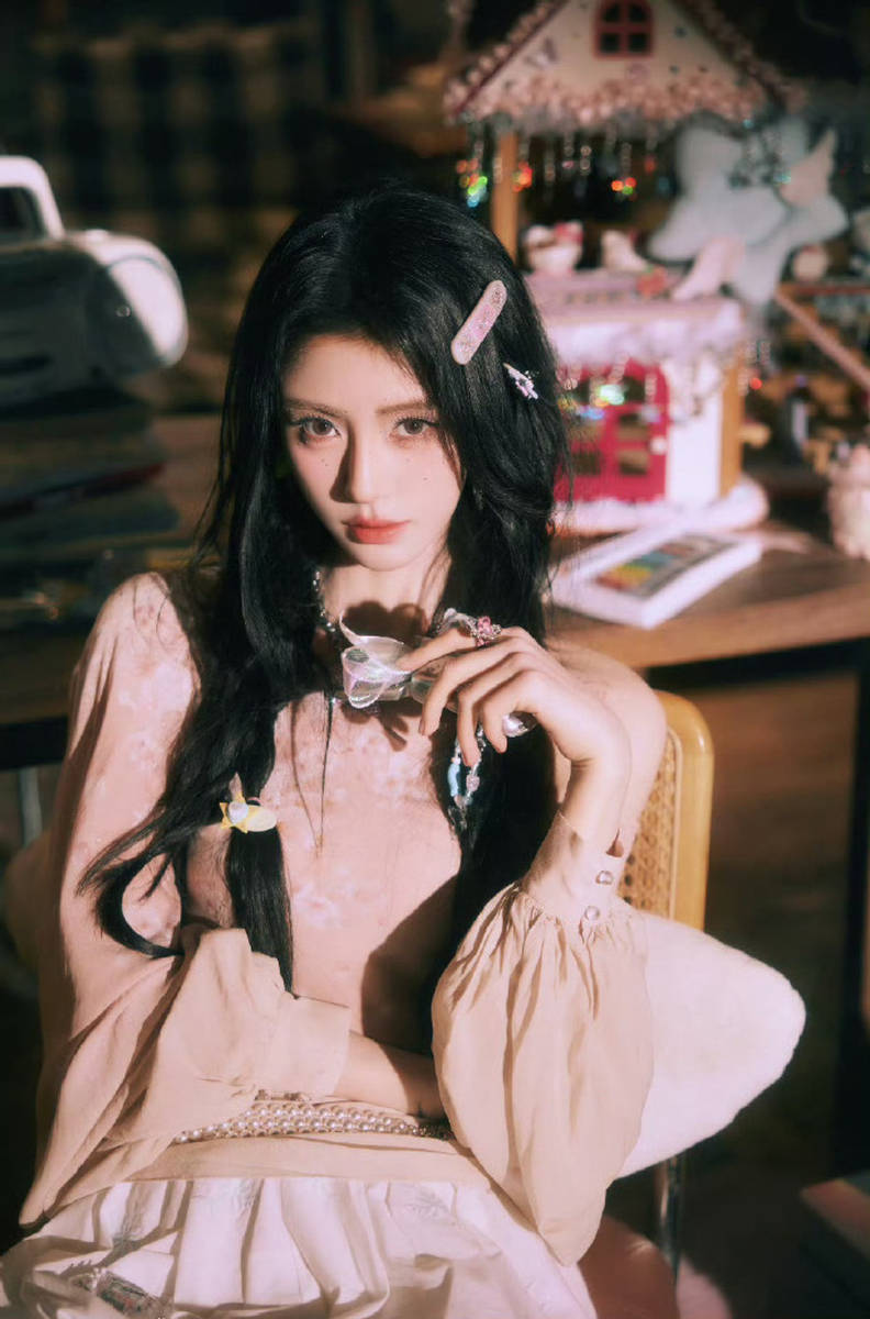 鞠婧祎穿粉色毛衣化身果汁气泡 手拿镜子俏皮灵动