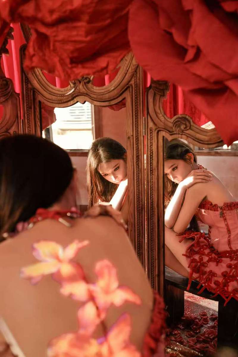 程潇穿粉红短裙配长直发 暗黑童话风造型惊艳吸睛