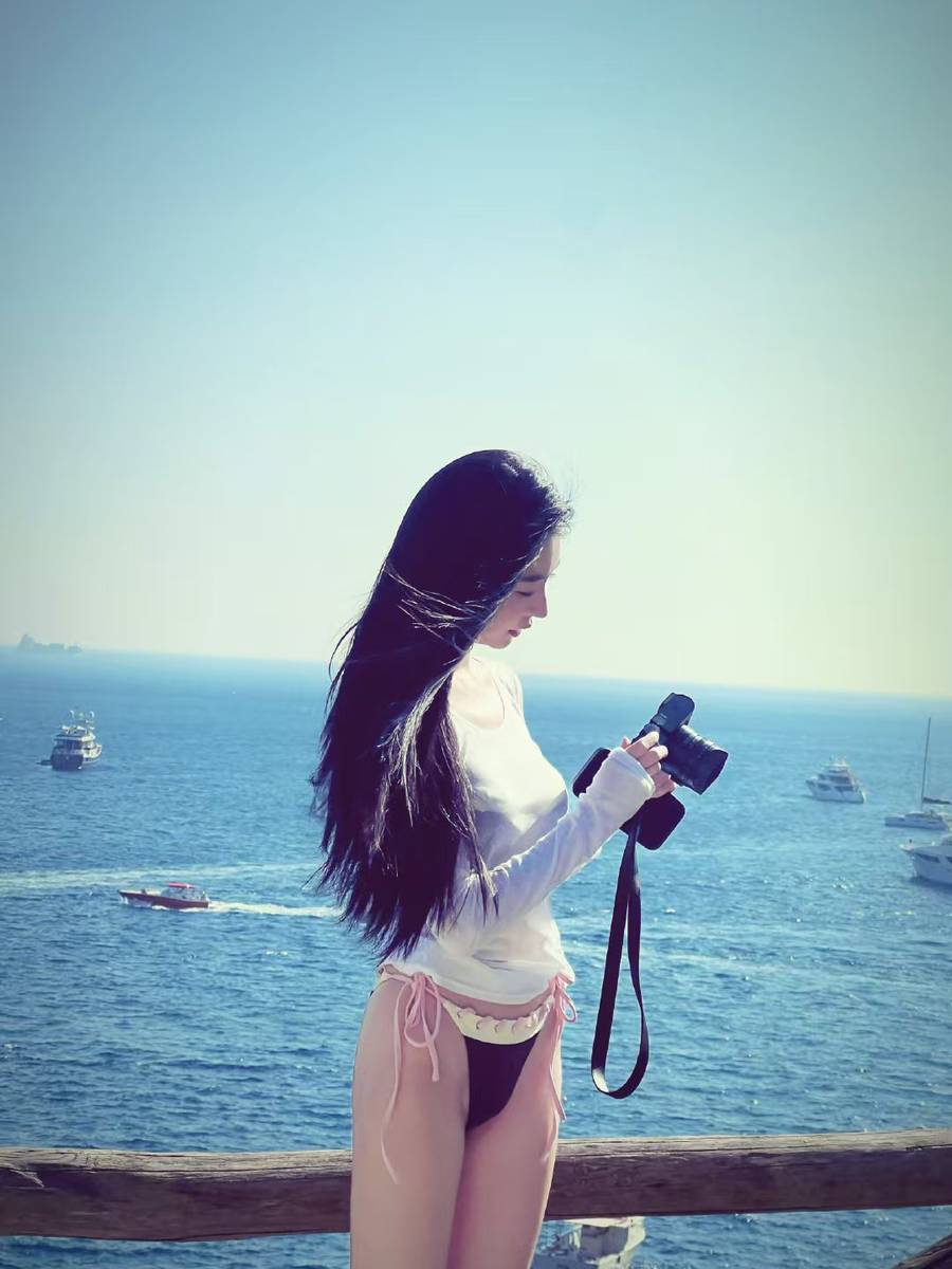 易梦玲海边穿比基尼身材火辣 披透视罩衫曲线撩人