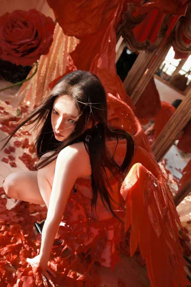 程潇穿粉红短裙配长直发 暗黑童话风造型惊艳吸睛