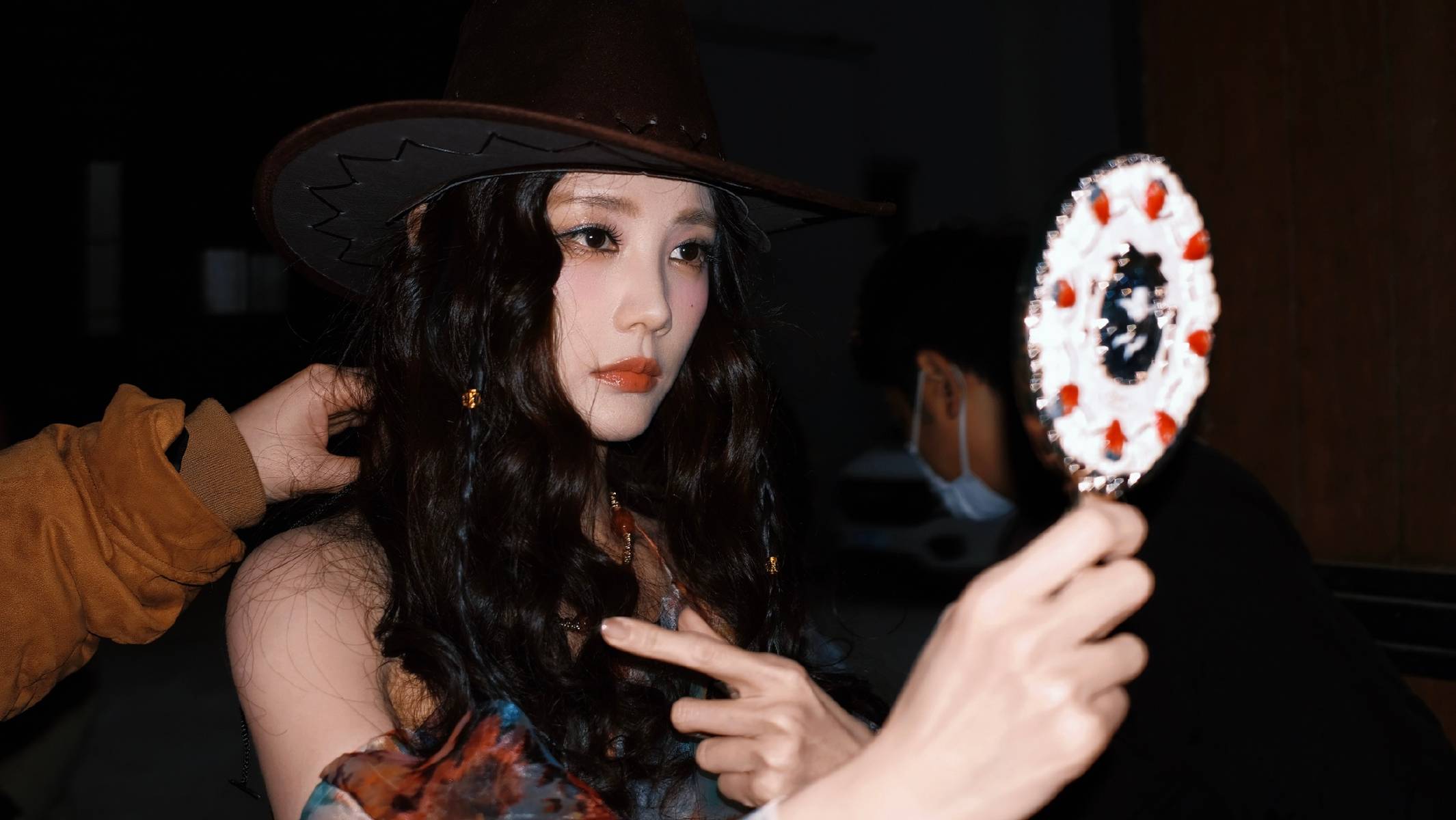 李一桐穿彩纱裙灵动复古 卷发蓬松尽显俏皮野性