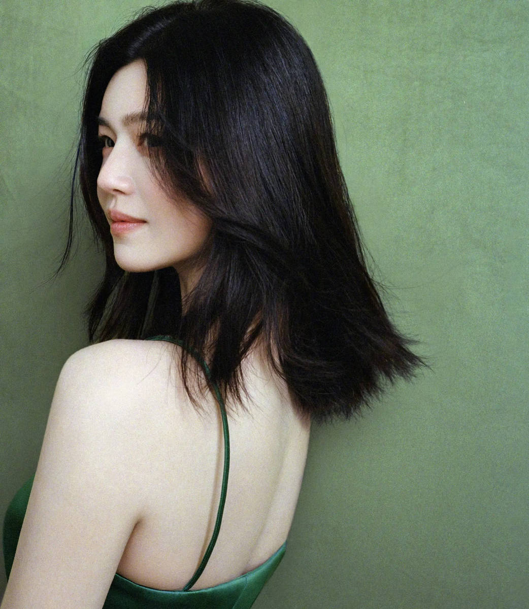 陈妍希红白叠穿甜笑俏皮 发丝飞扬尽显少女感