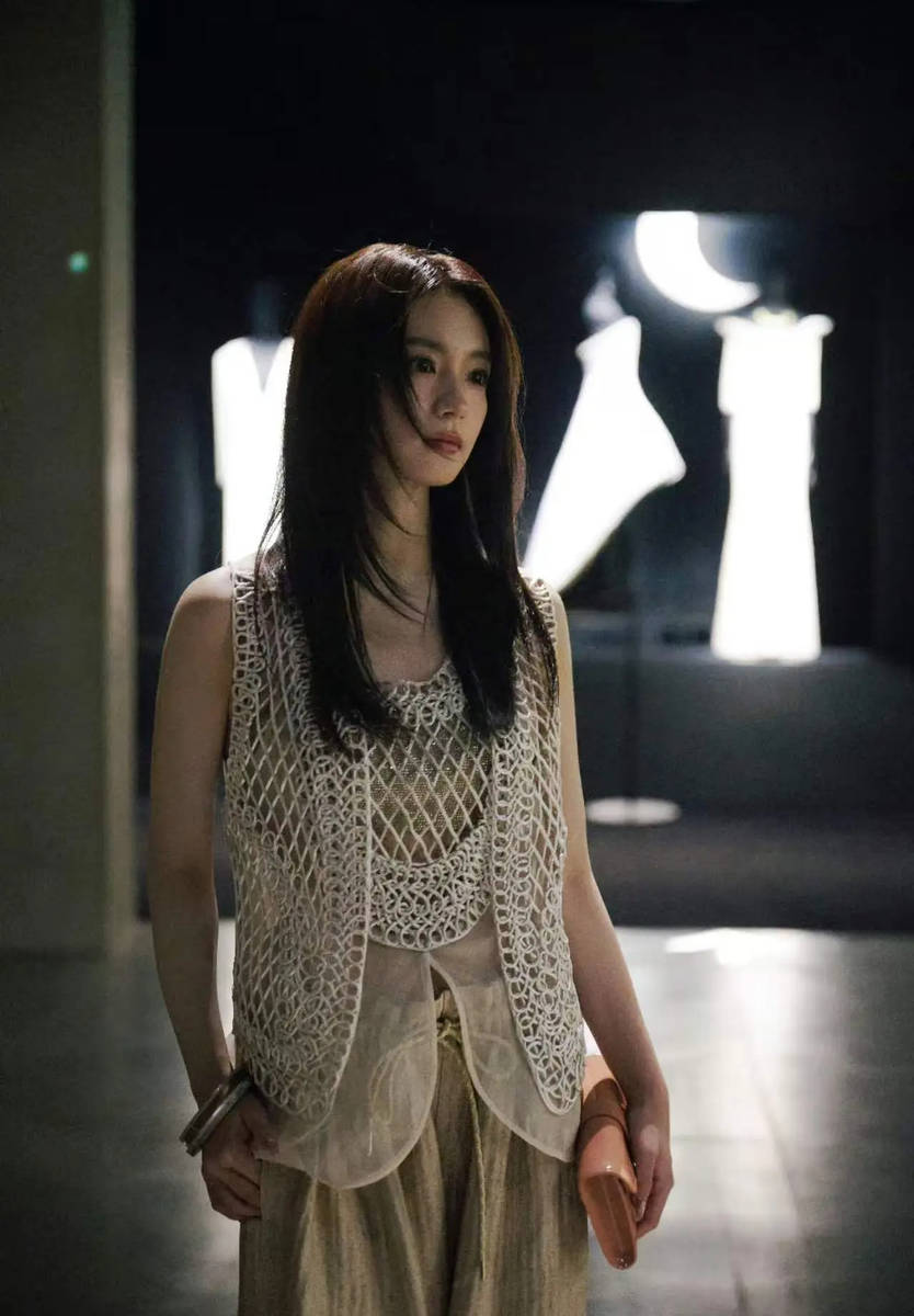 张雅钦穿镂空蕾丝背心 侧颜清冷尽显疏离破碎