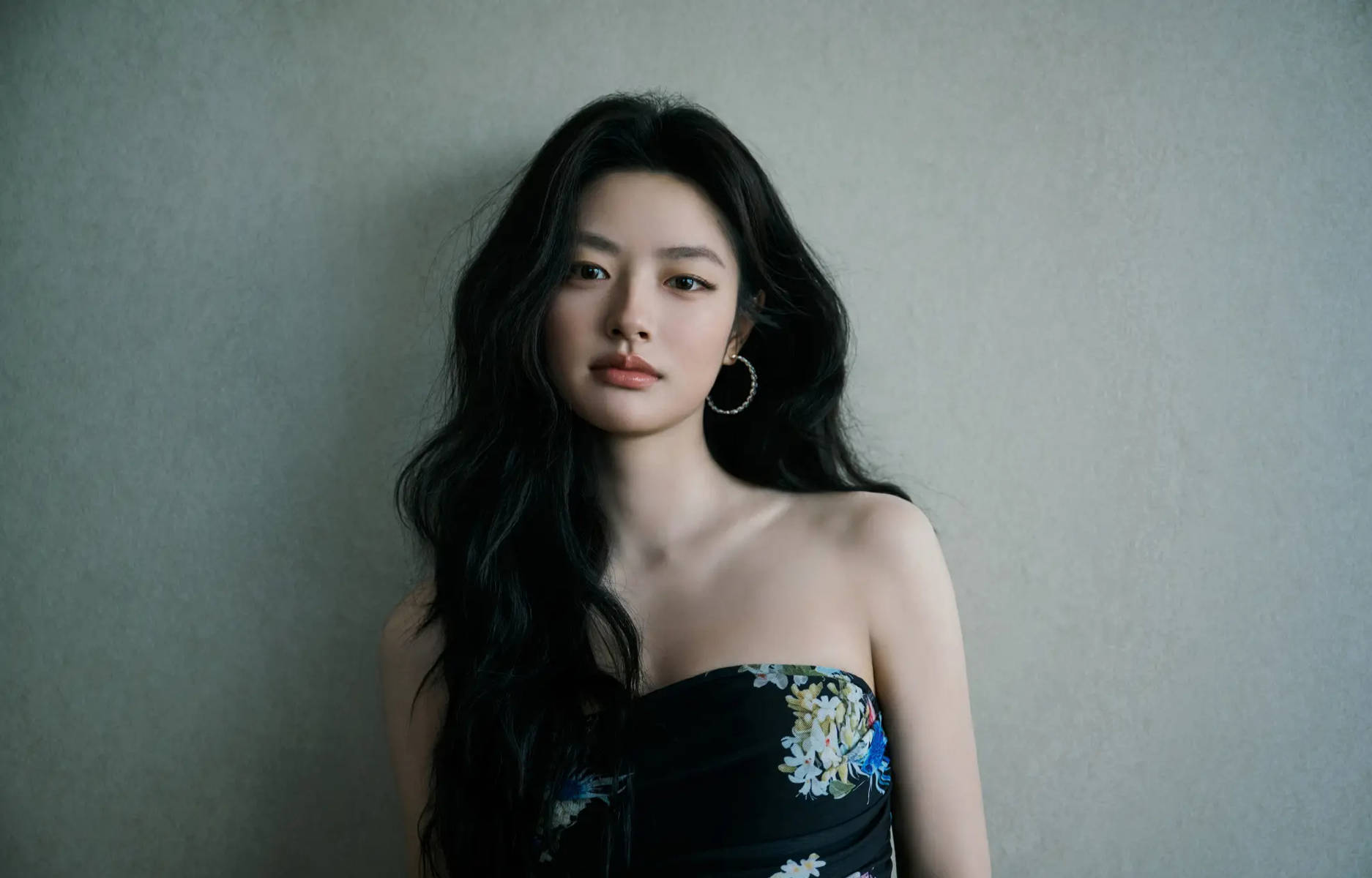 徐若晗穿印花抹胸裙气质清冷 卷发配钻饰精致温柔