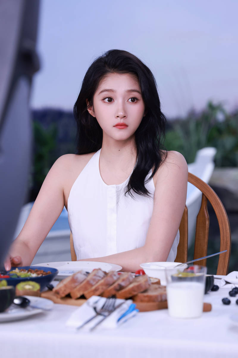 关晓彤穿白色连衣裙托腮拍照 清纯乖巧俏皮可爱