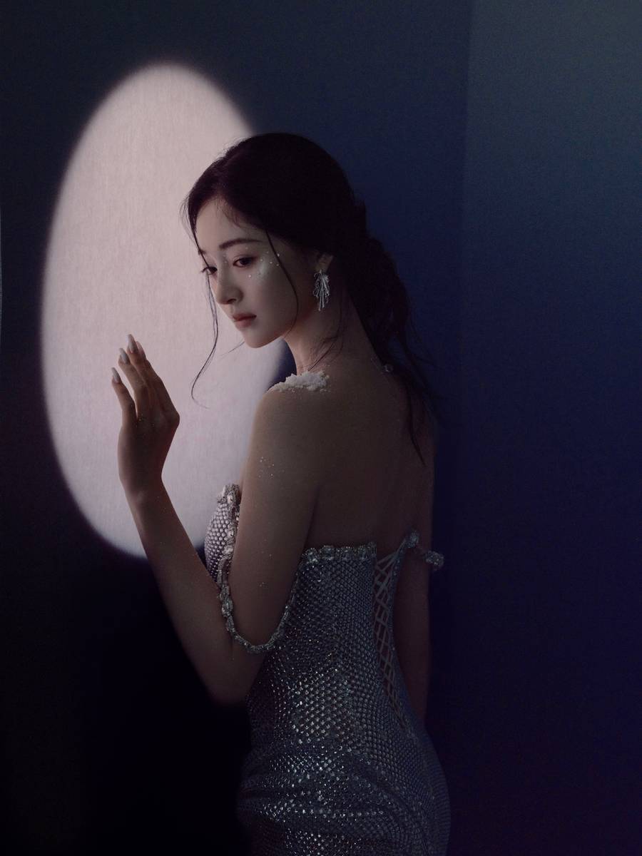 周洁琼曲线动人气质高冷 身材有料纯欲风满满