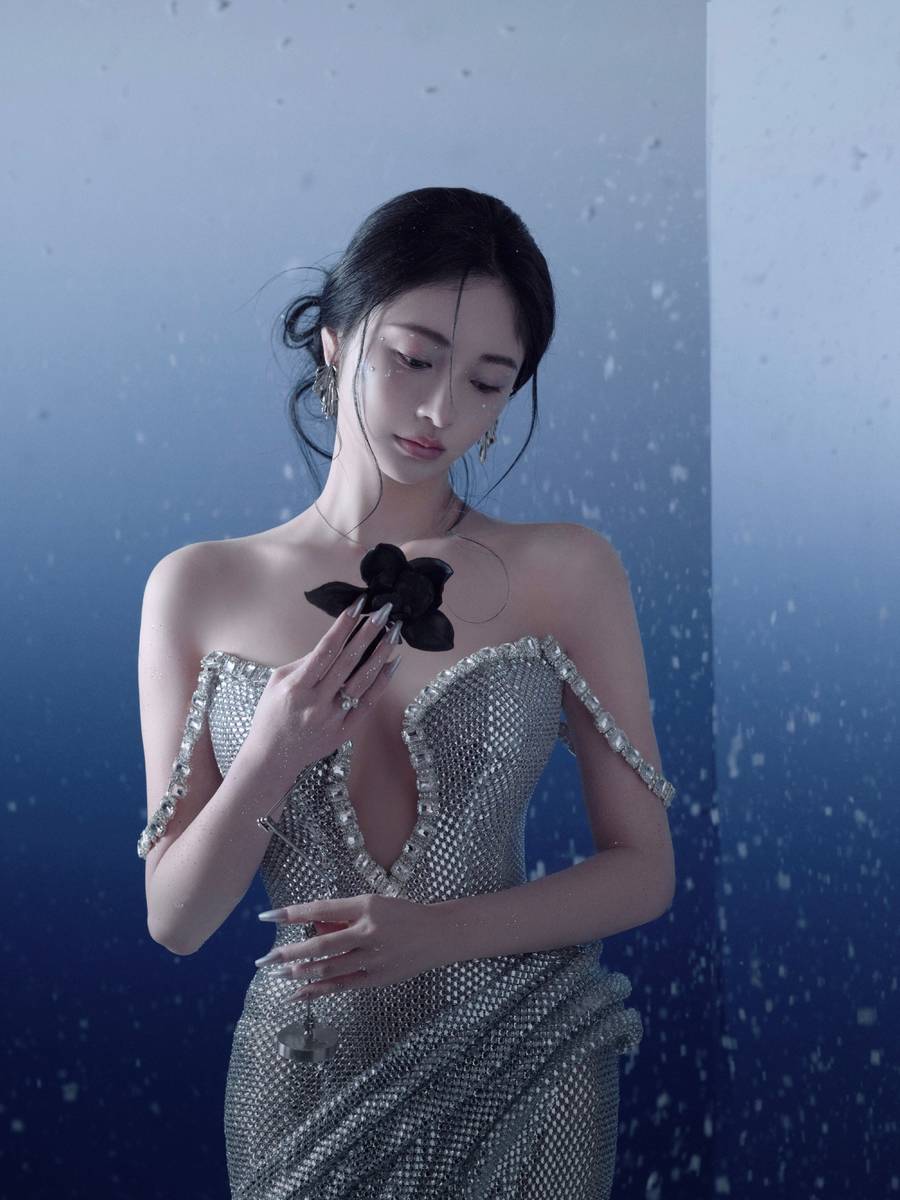 周洁琼曲线动人气质高冷 身材有料纯欲风满满