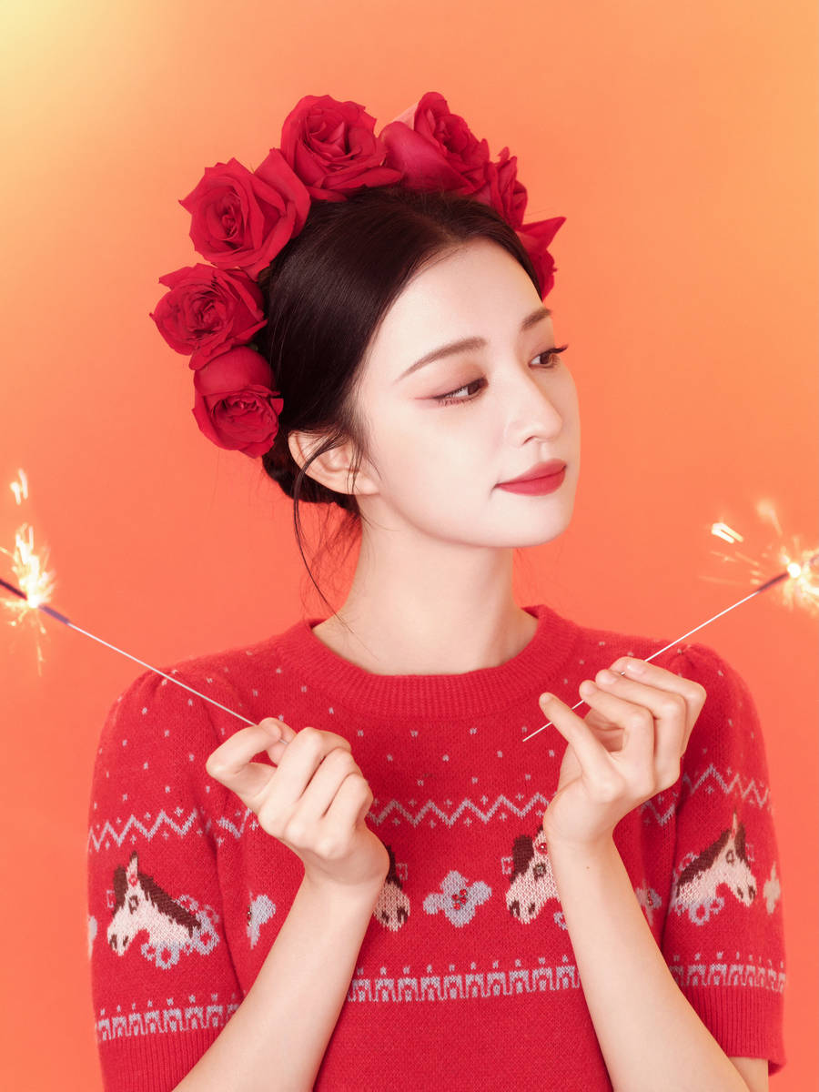 王楚然头戴玫瑰花俏丽可人 手拿烟花棒少女感满满