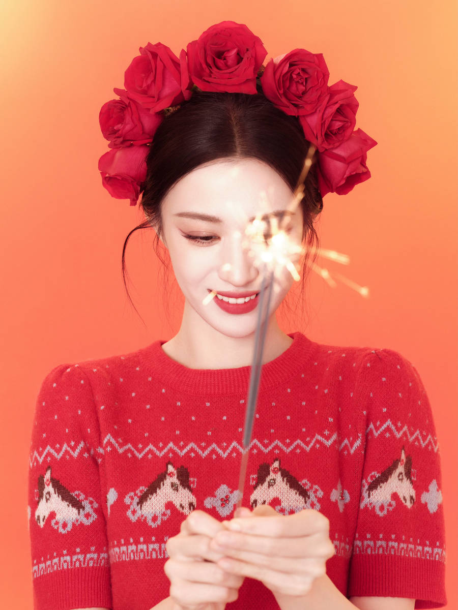 王楚然头戴玫瑰花俏丽可人 手拿烟花棒少女感满满