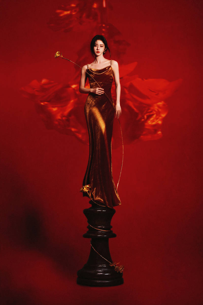 鞠婧祎穿鎏金吊带裙气场全开 置身棋盘宛如女王