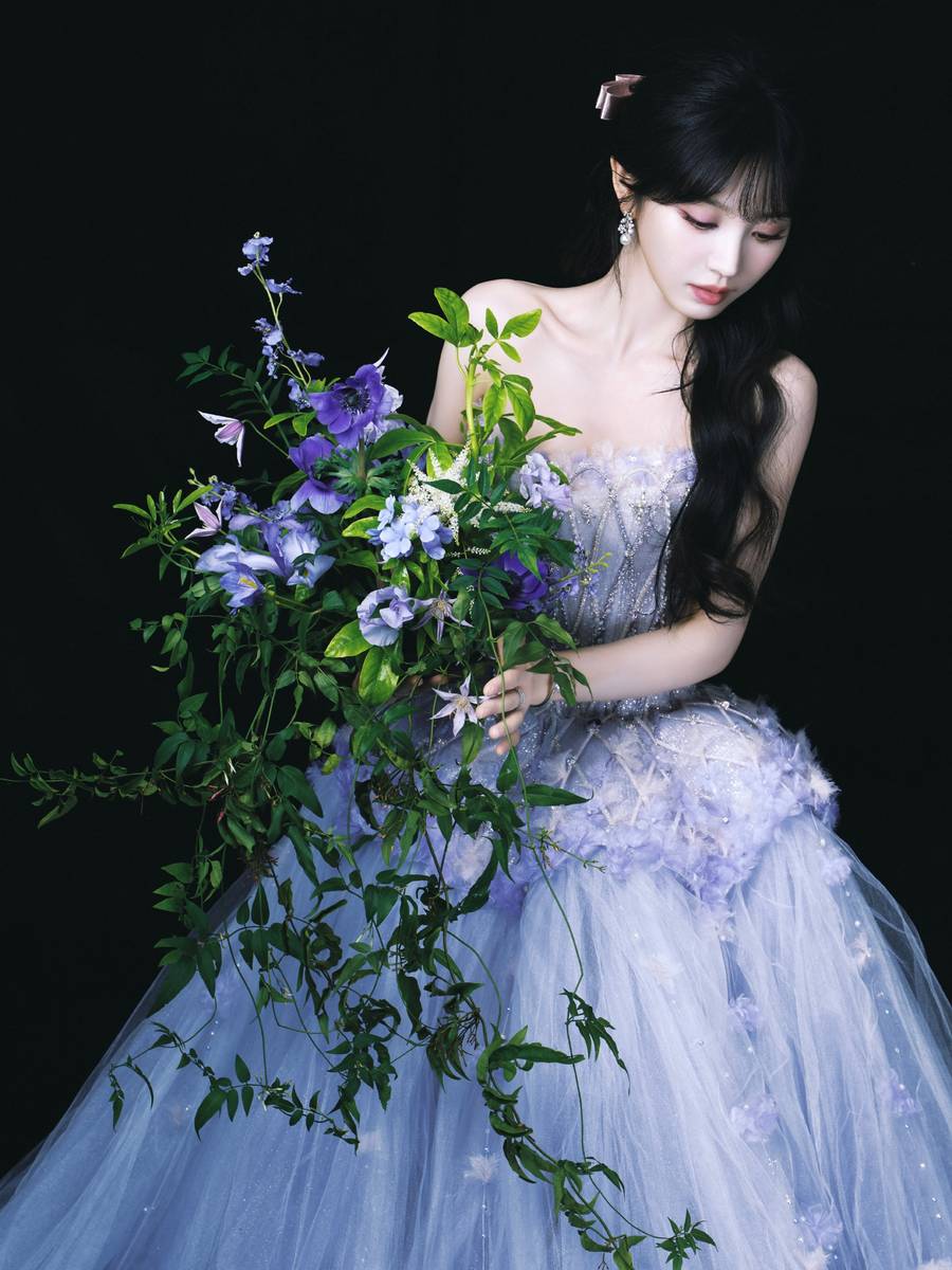 田曦薇穿抹胸蓝纱裙与鲜花合影 半扎发灵动飘逸