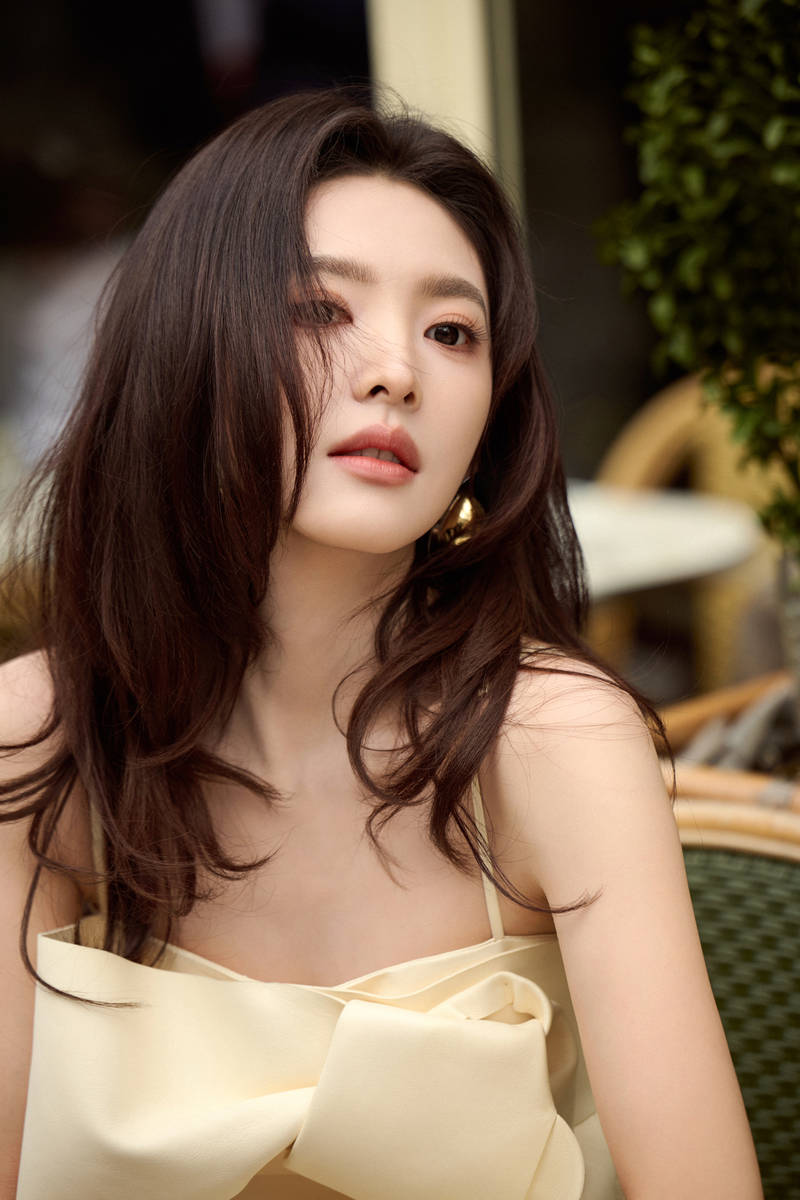 章若楠吊带裙性感优雅 长发微卷眼神撩人又纯又欲