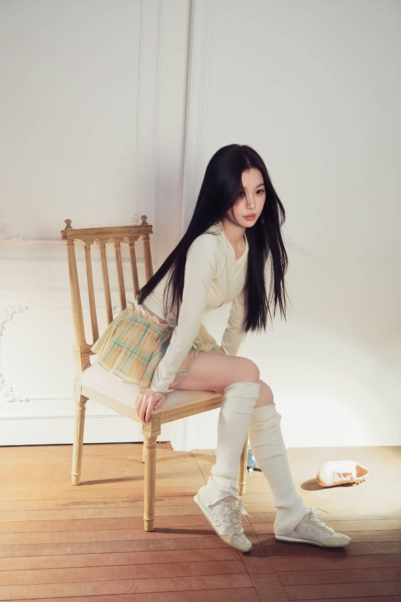 虞书欣穿格纹短裙散发纯欲诱惑 黑发披肩娇憨动人