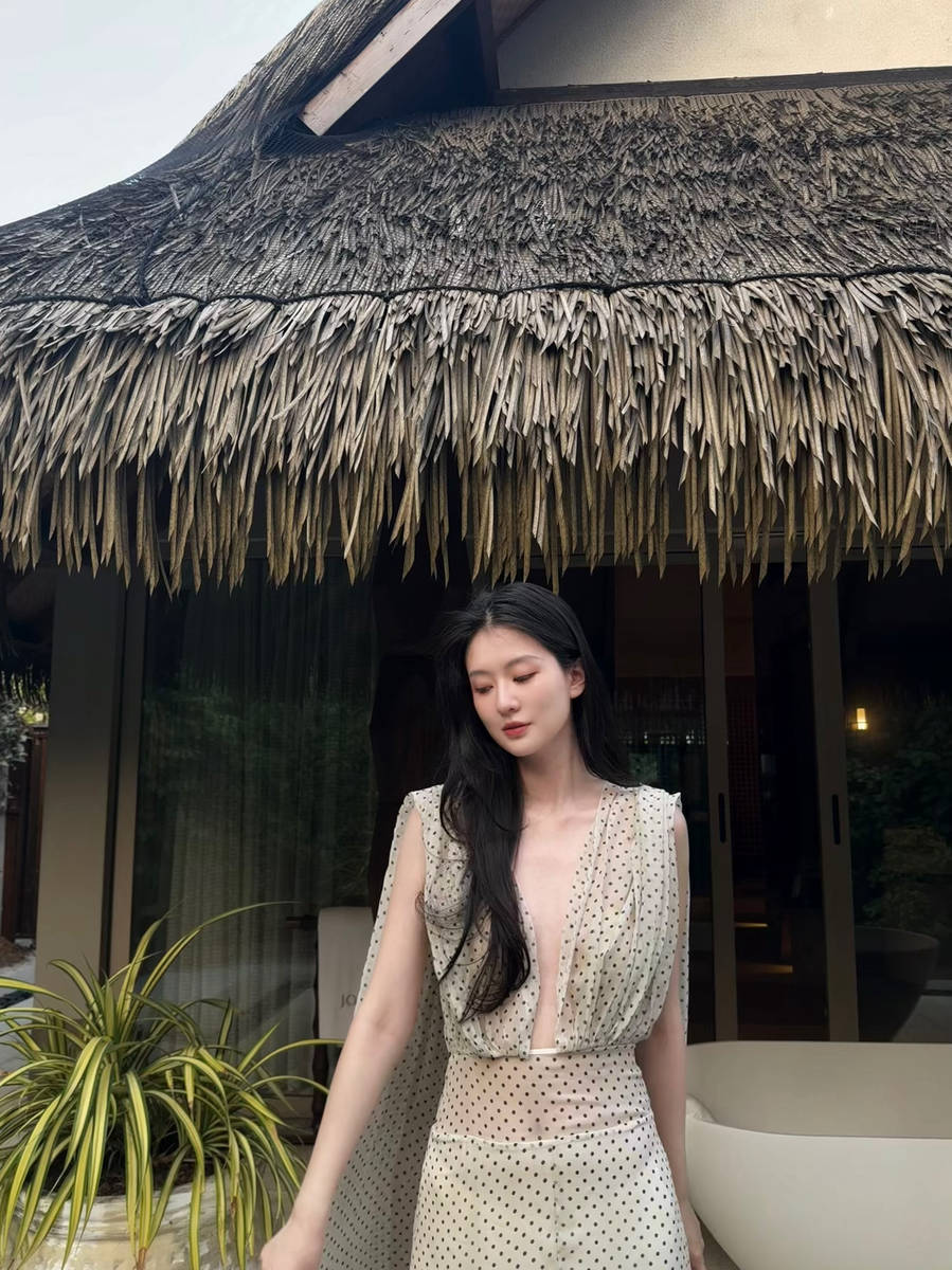 乔欣晒马尔代夫旅拍笑容灿烂 手拿饮料灵动可爱