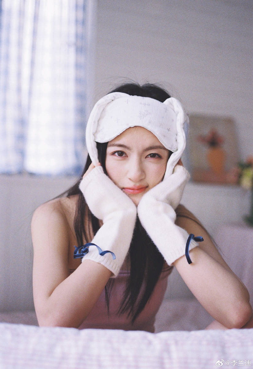 李兰迪头戴白色帽子少女气息拉满 托脸俏皮可爱