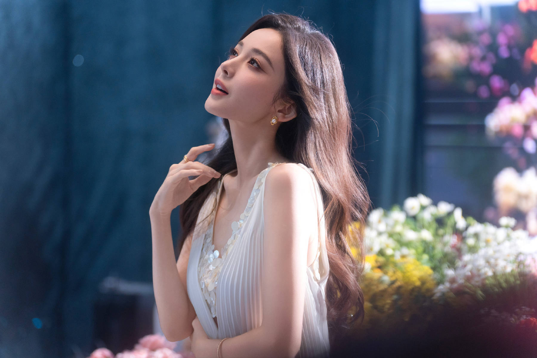 娜扎化身春日捧花少女!穿白色长裙气质清纯动人