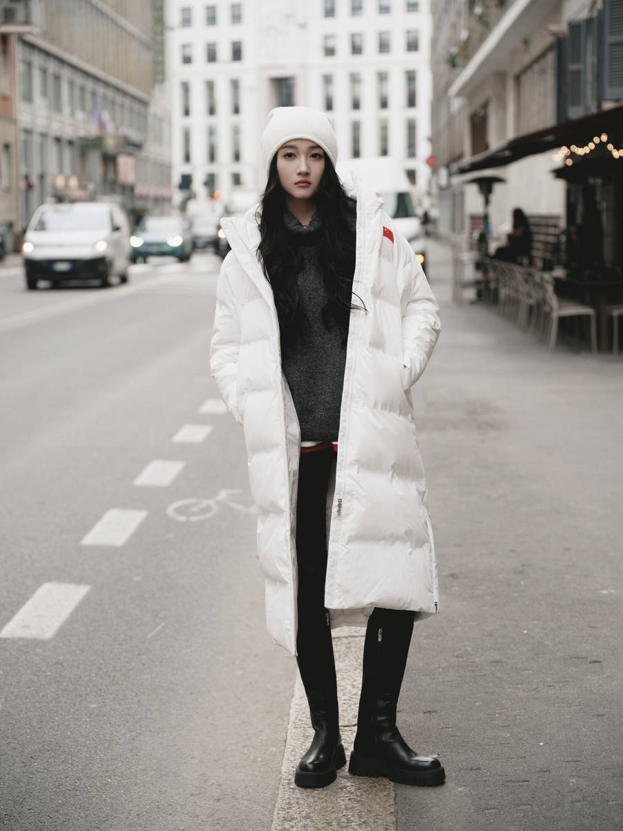 关晓彤晒春日街头随拍照 戴帽子悠闲漫步状态惬意