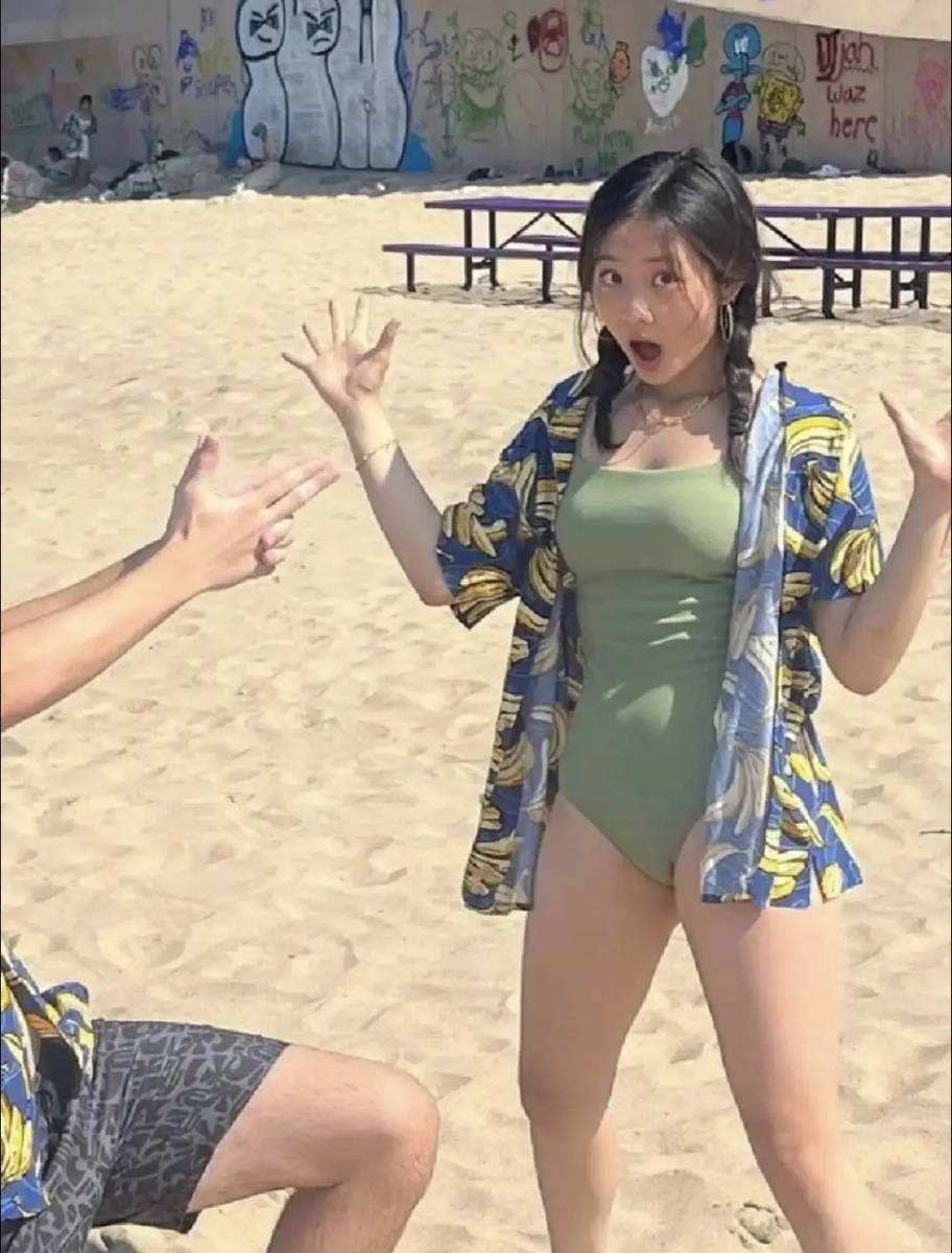 黄多多海边比基尼照曝光！秀曼妙身姿少女感十足