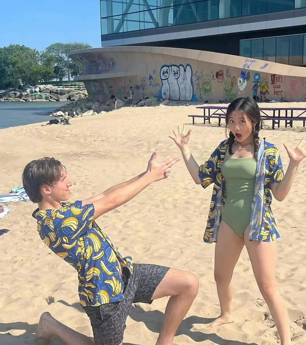 黄多多海边比基尼照曝光！秀曼妙身姿少女感十足