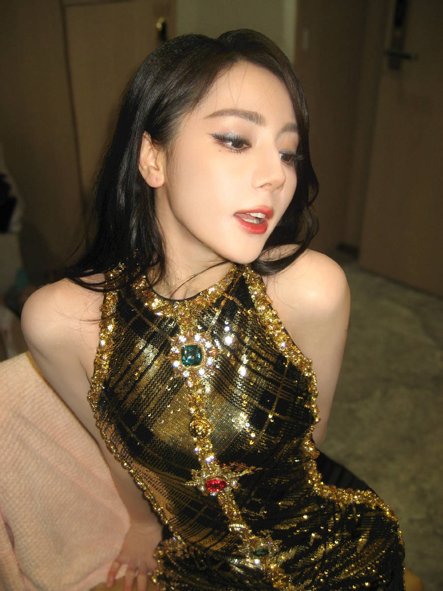 迪丽热巴化身黄金美杜莎女王！性感水蛇腰火辣吸睛