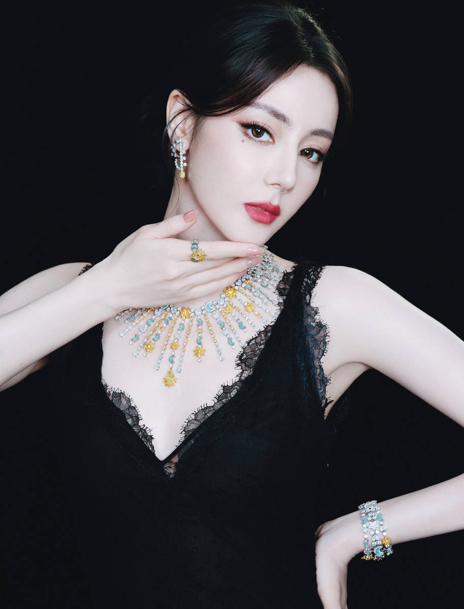 迪丽热巴穿黑蕾丝裙性感妩媚 戴钻石首饰华丽耀眼