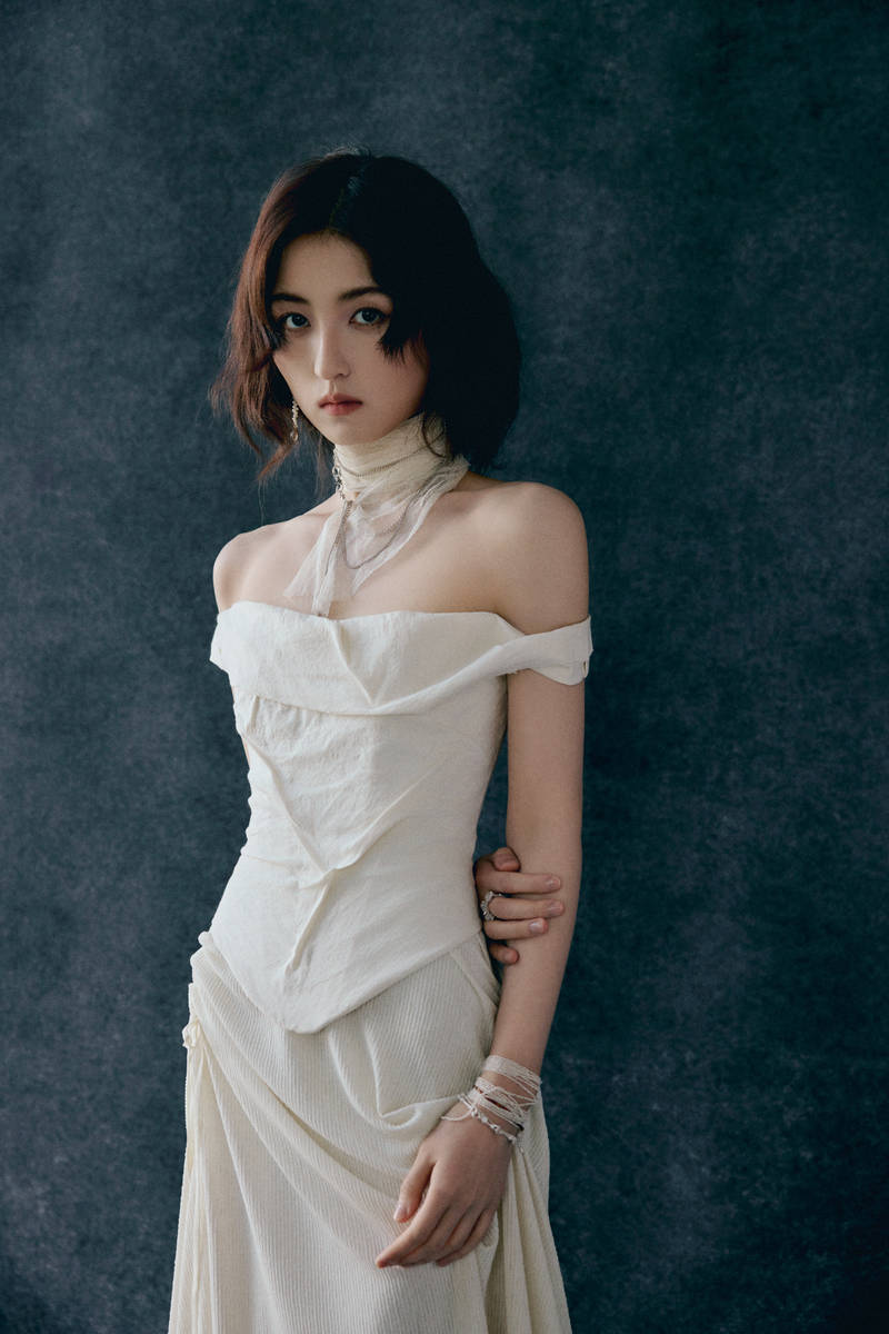 张子枫穿一字肩长裙神秘矜贵 垂眸沉思似女神降临