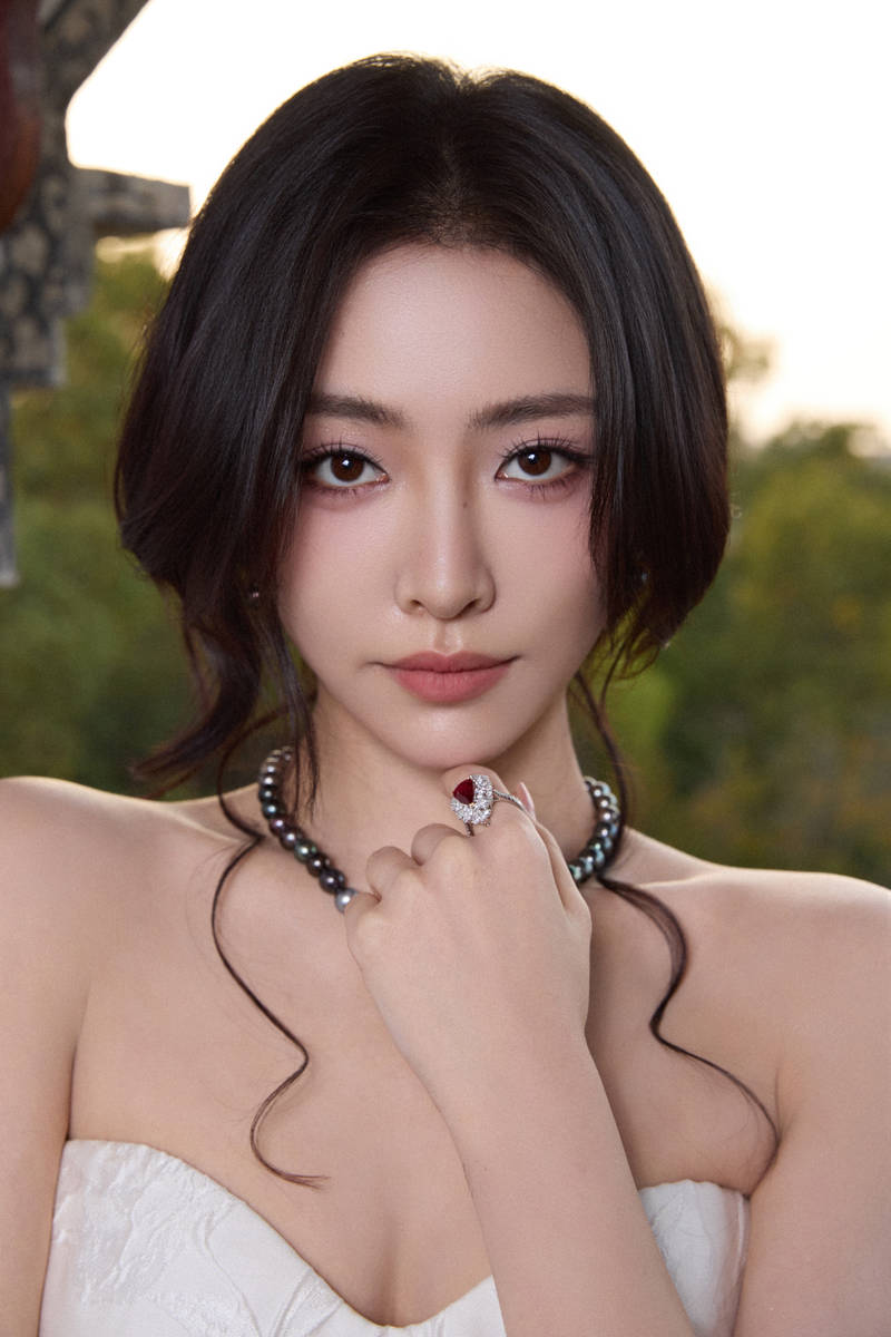 许佳琪穿白抹胸裙魅惑性感 盘发造型尽显撩人魅力